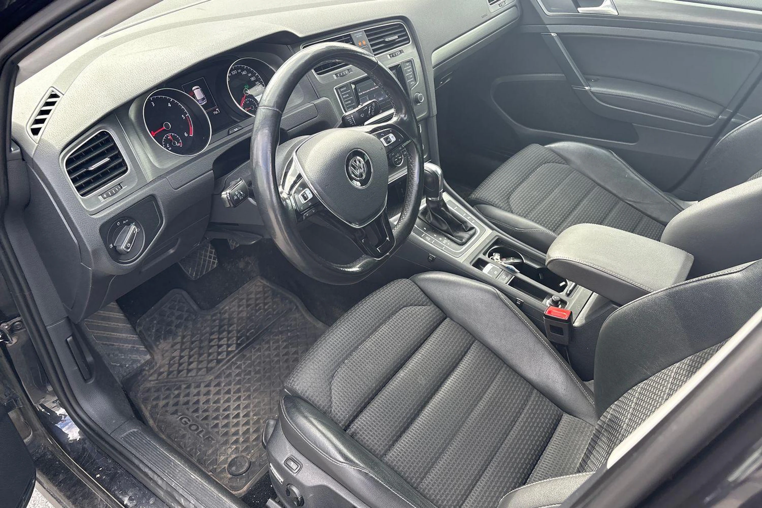 musta Volkswagen Golf 2014 kuva 3.