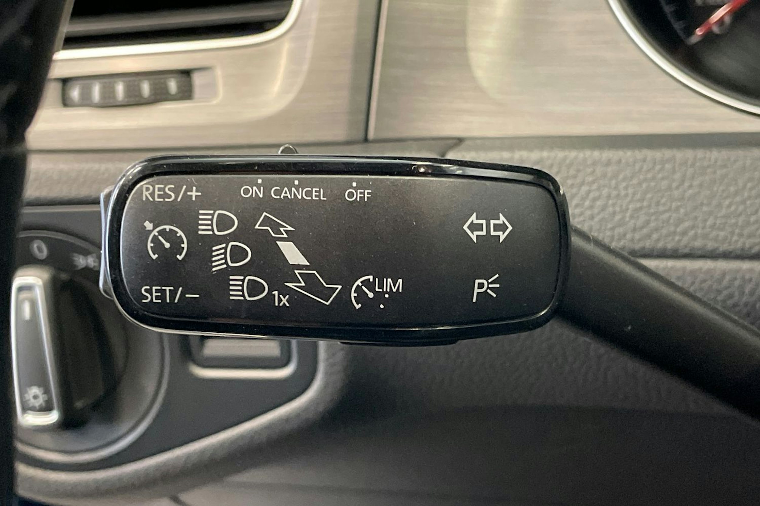 sininen Volkswagen Golf 2013 kuva 16.