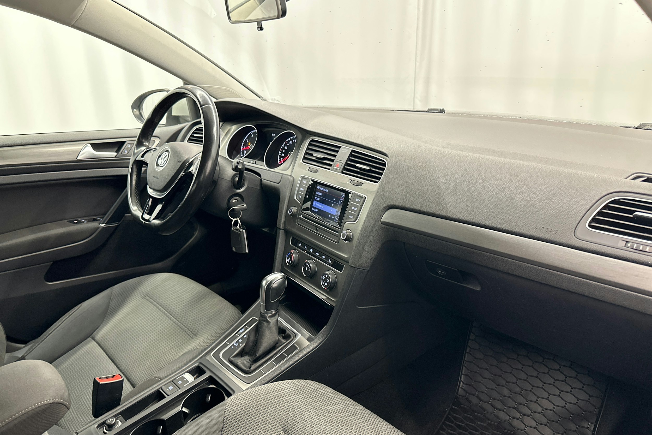 valkoinen Volkswagen Golf 2013 kuva 14.