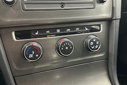 valkoinen Volkswagen Golf 2013 kuva 24.