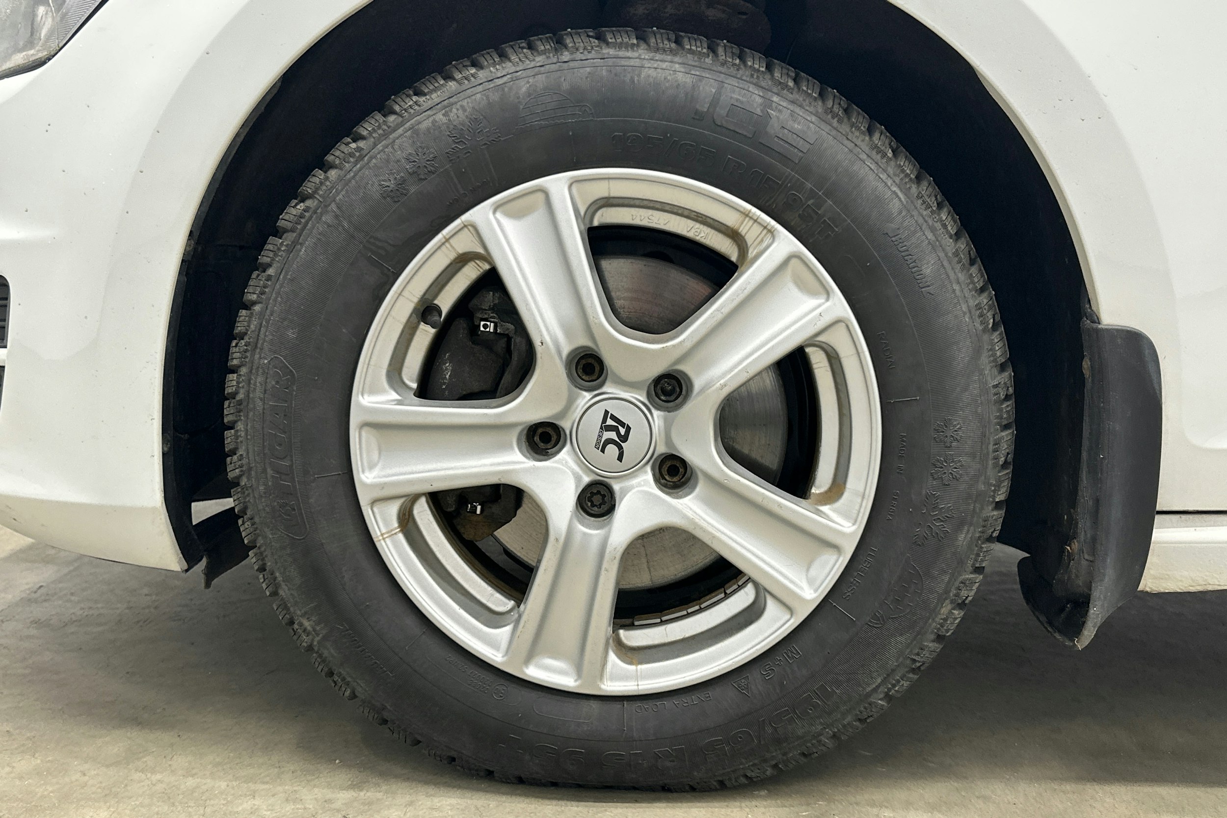 valkoinen Volkswagen Golf 2013 kuva 28.