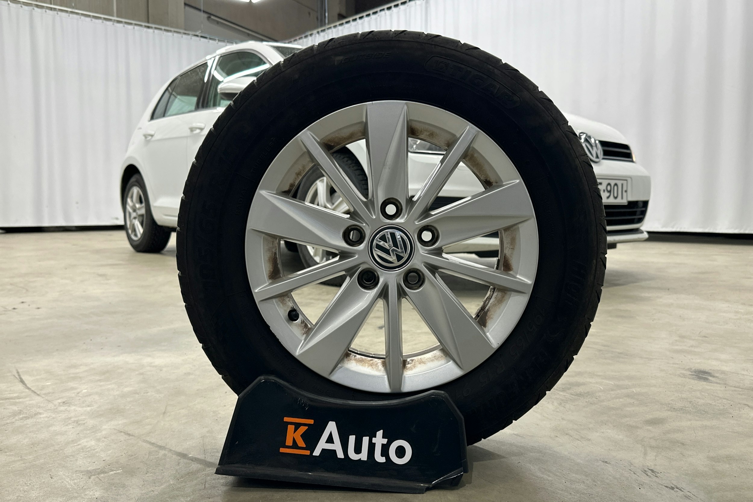 valkoinen Volkswagen Golf 2013 kuva 30.