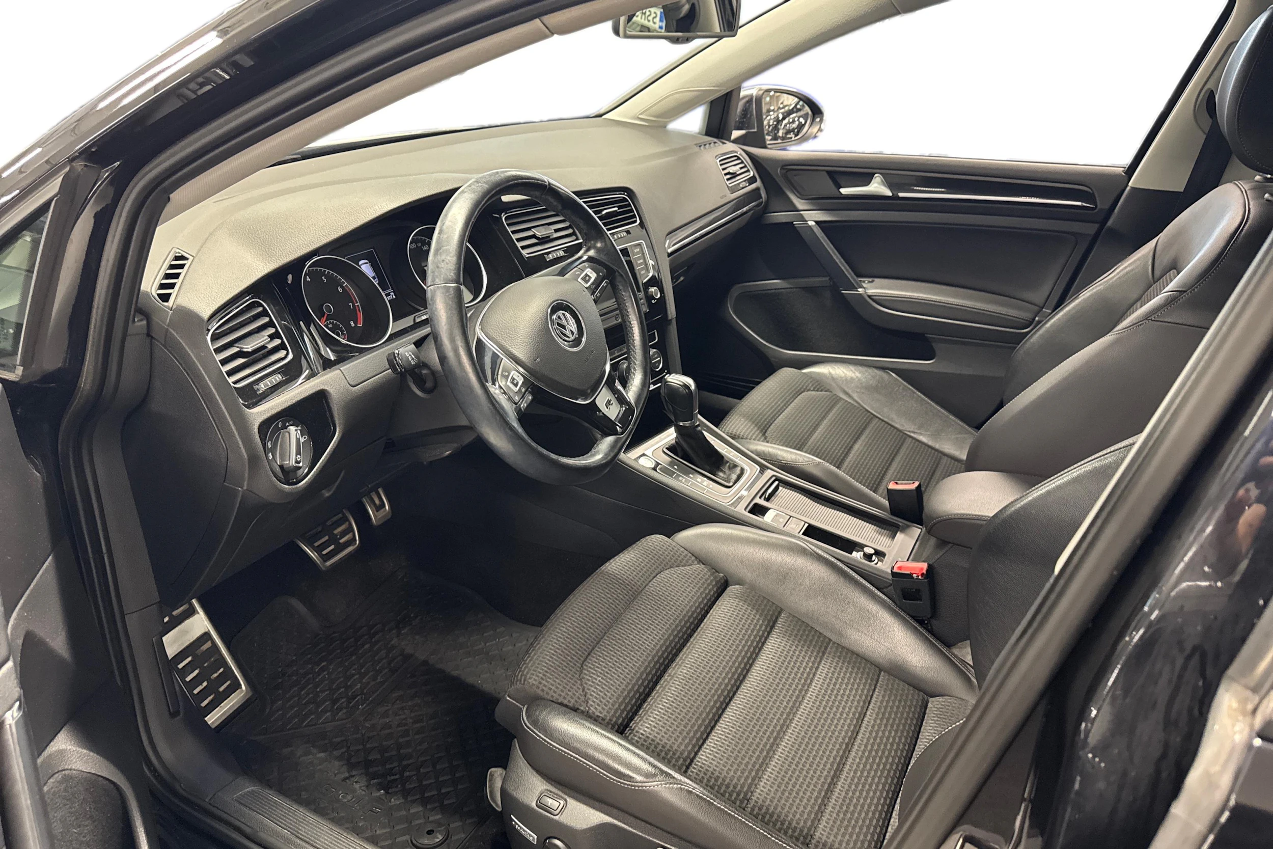 Musta Volkswagen GOLF 2013 kuva 3.