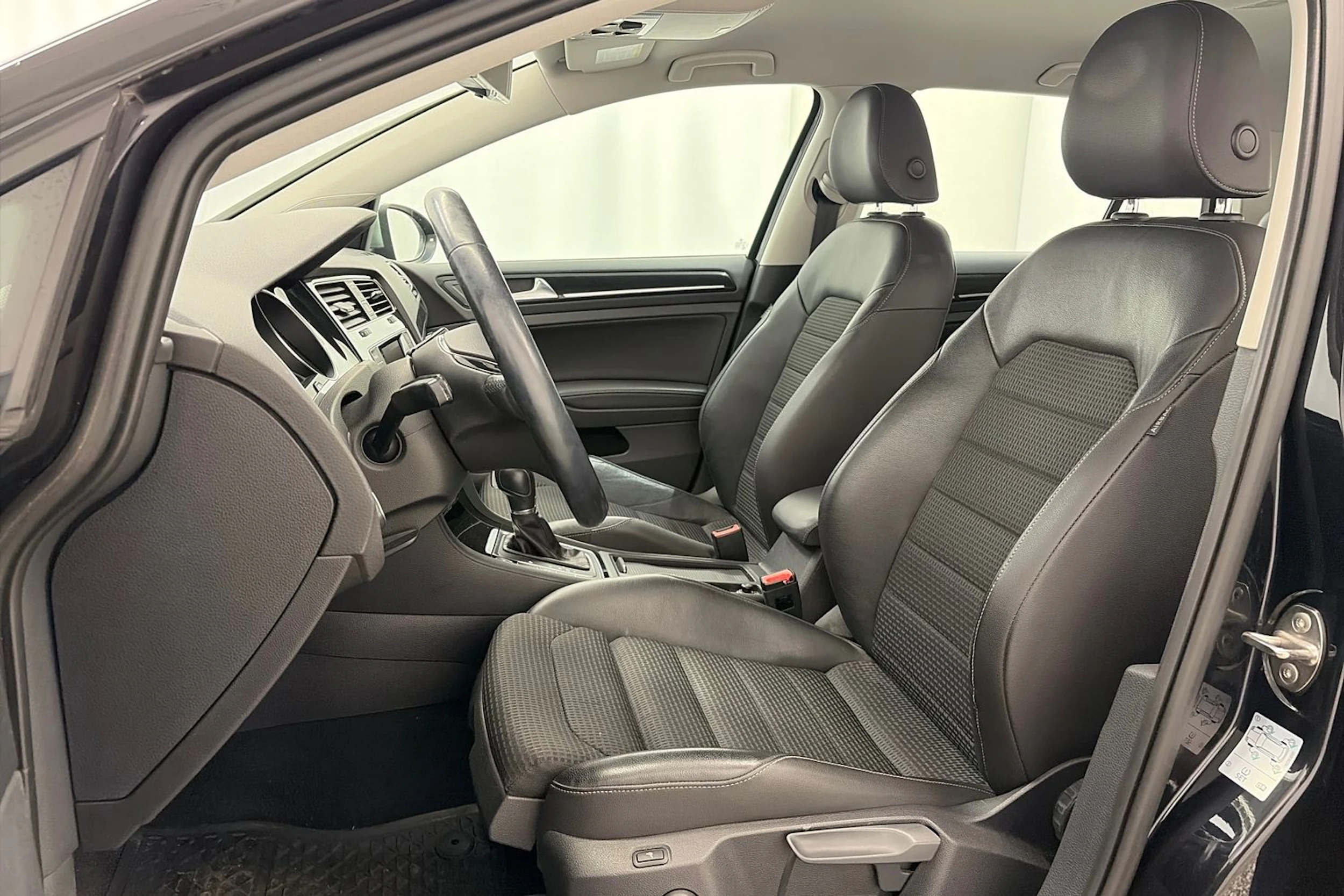 Musta Volkswagen GOLF 2013 kuva 12.