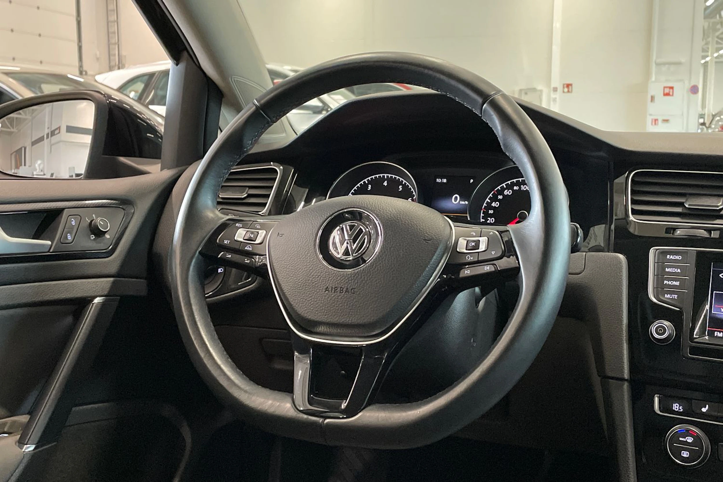 musta Volkswagen Golf 2014 kuva 12.