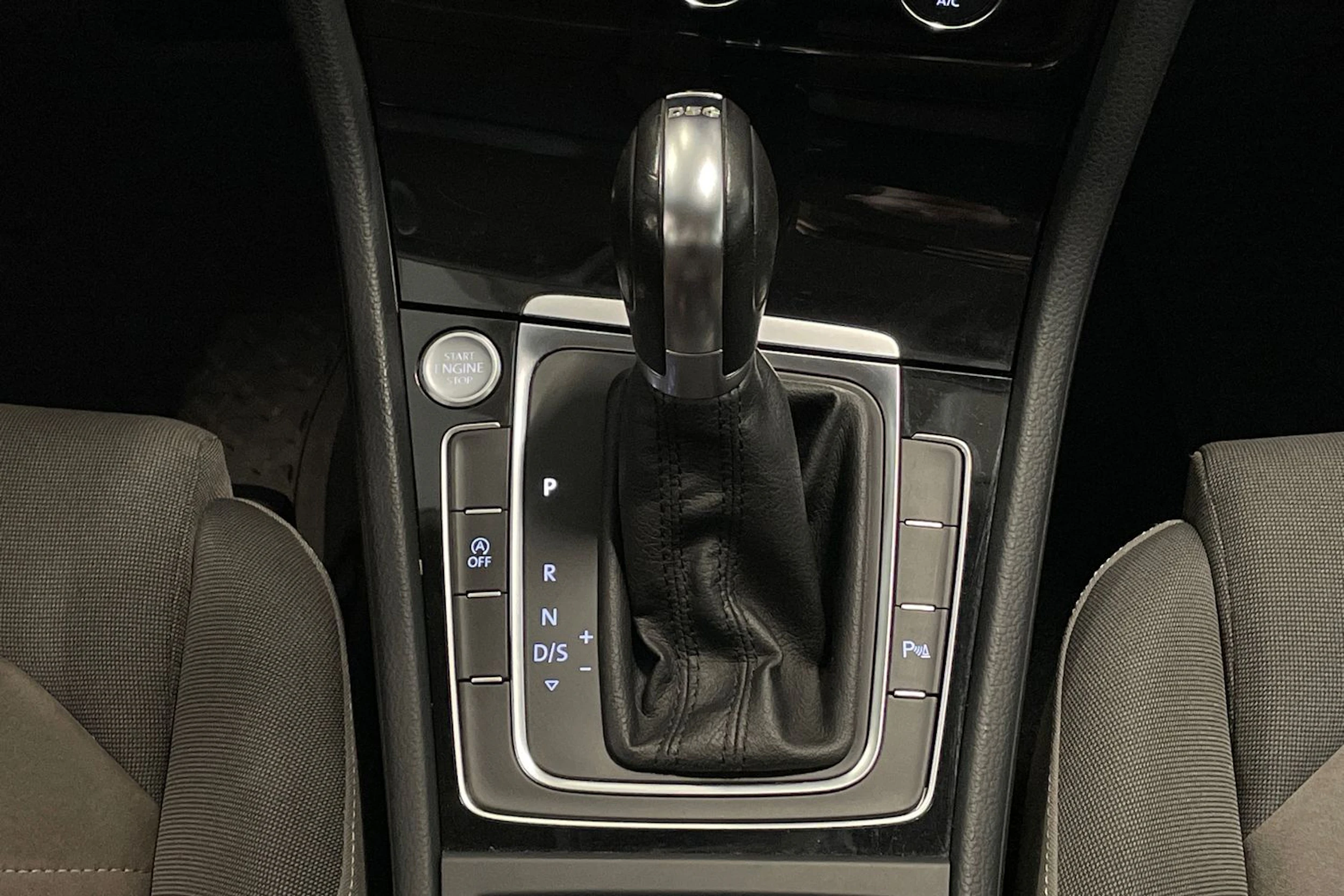 musta Volkswagen Golf 2014 kuva 21.