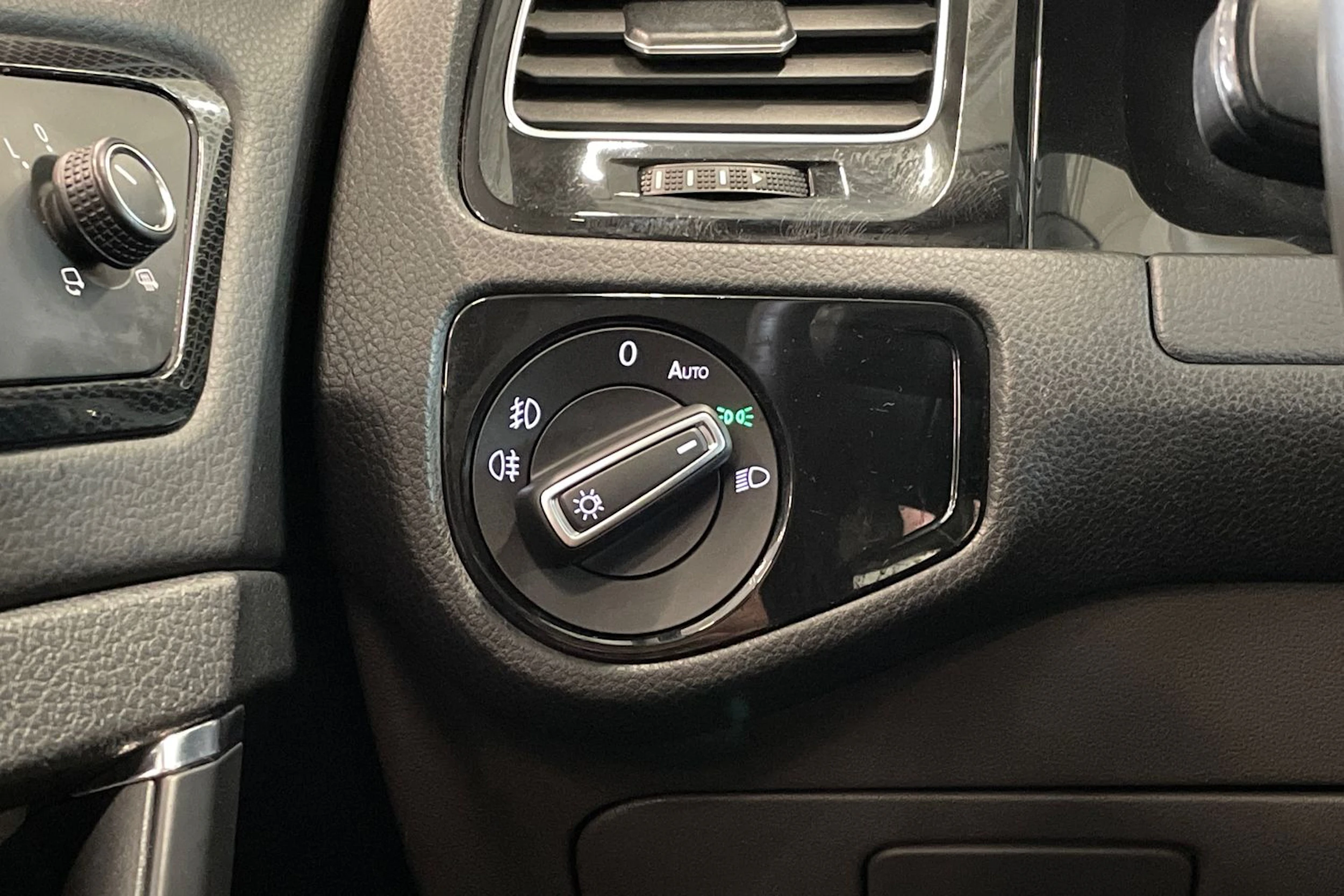 musta Volkswagen Golf 2014 kuva 23.