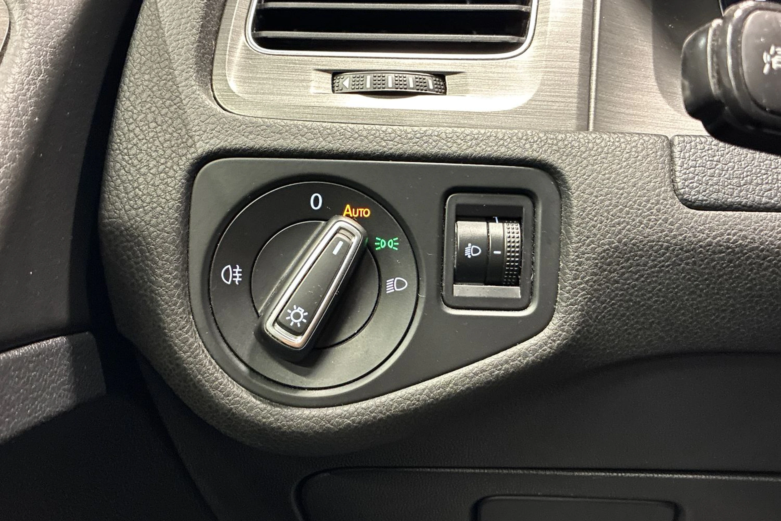 musta Volkswagen Golf 2014 kuva 15.