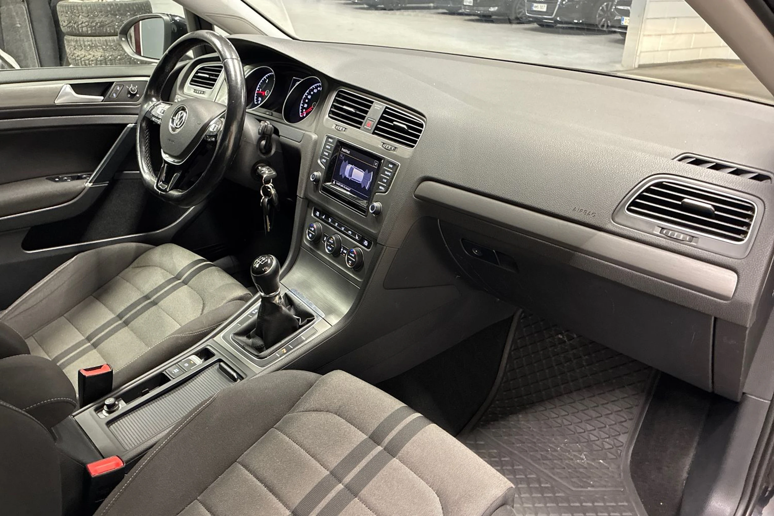 musta Volkswagen Golf 2014 kuva 26.