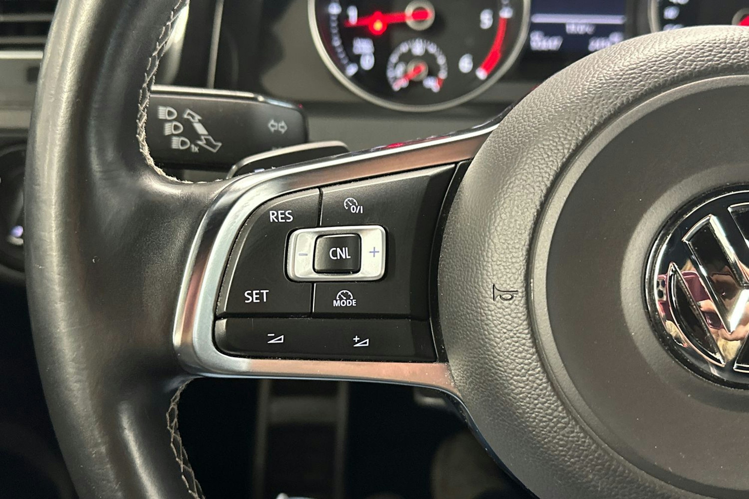 musta Volkswagen Golf 2014 kuva 16.