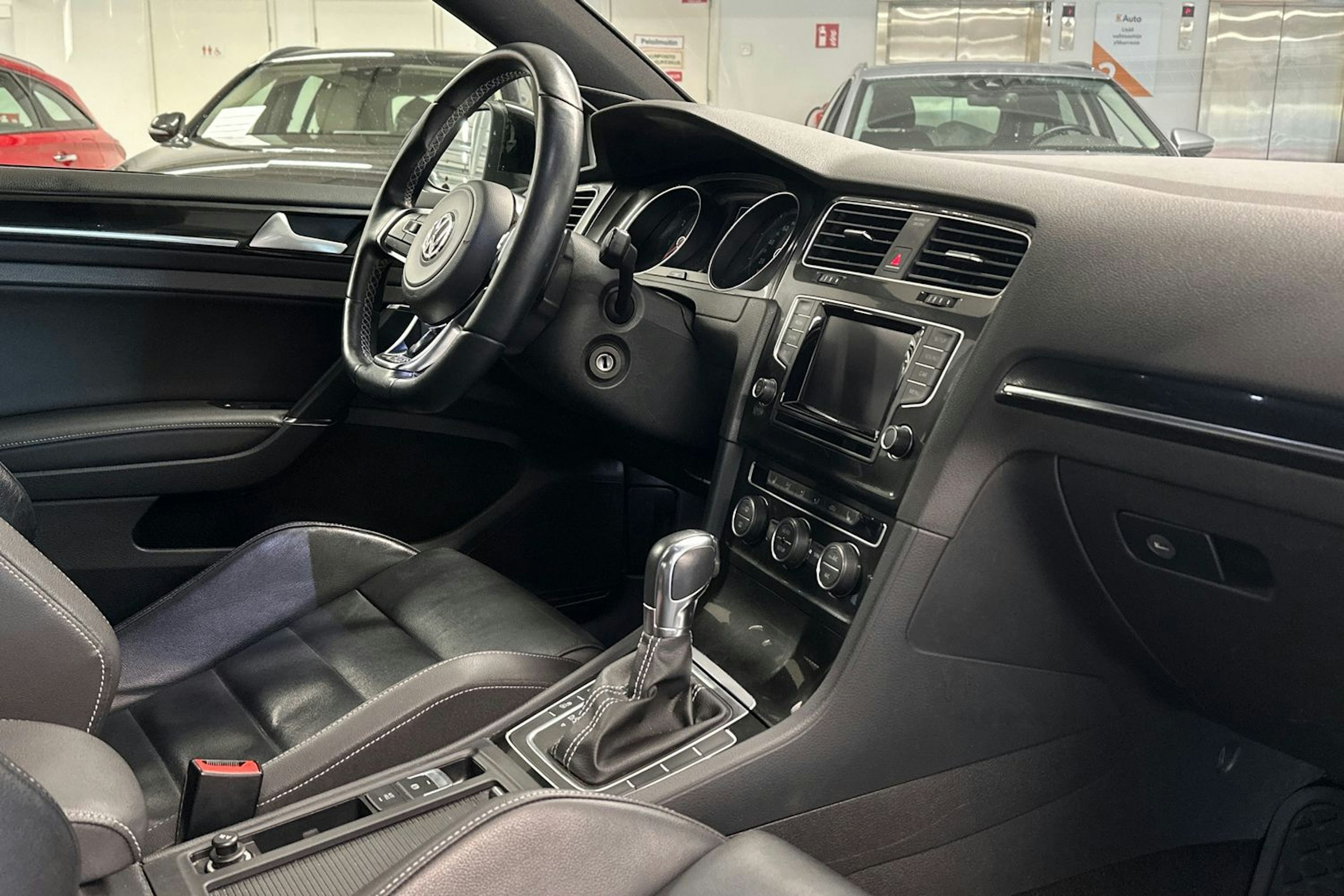 musta Volkswagen Golf 2014 kuva 38.