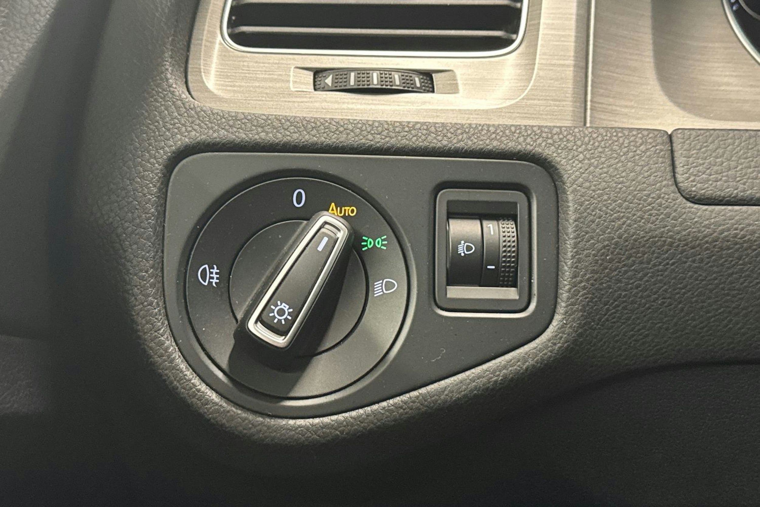 musta Volkswagen Golf 2014 kuva 18.