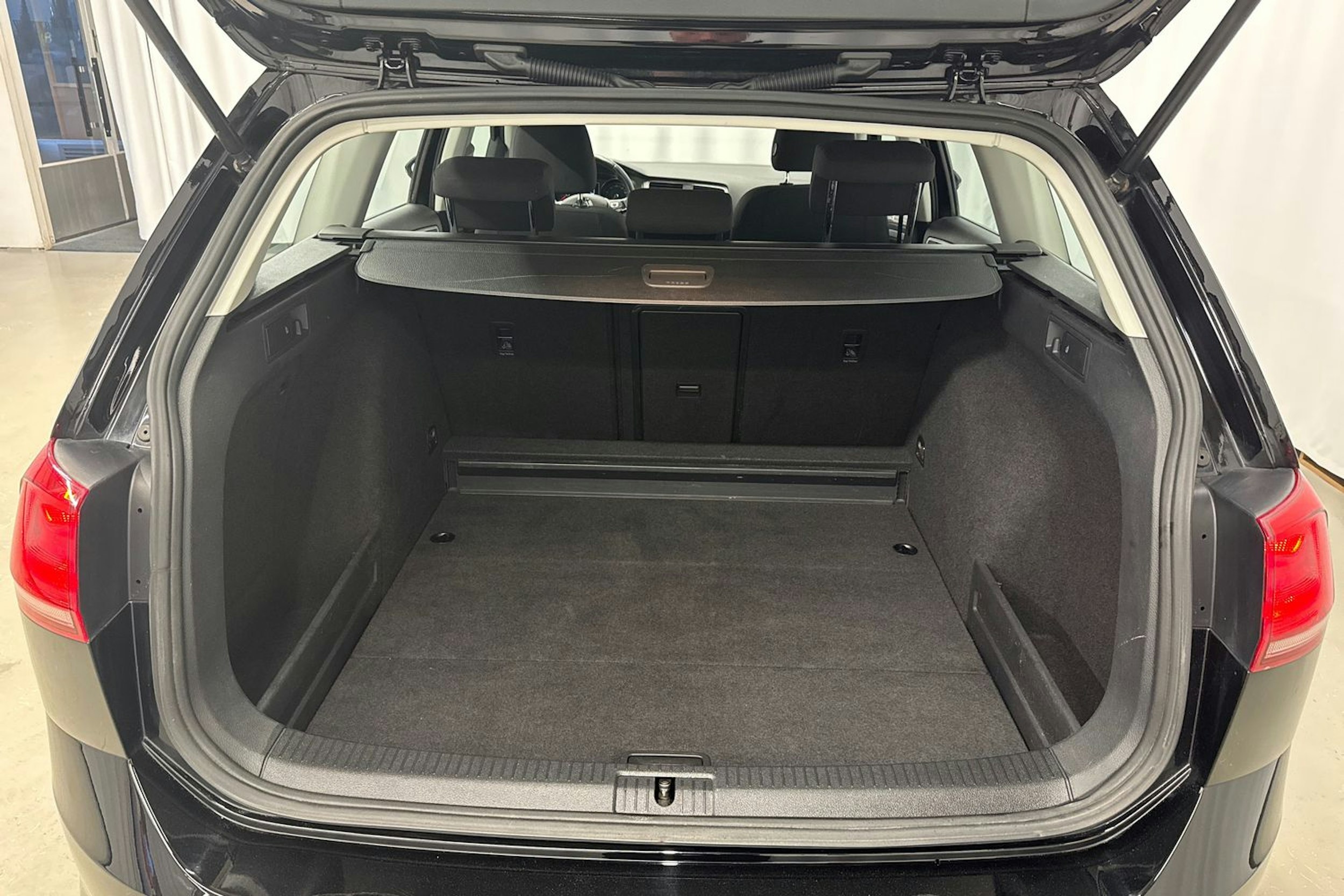 musta Volkswagen Golf 2014 kuva 27.