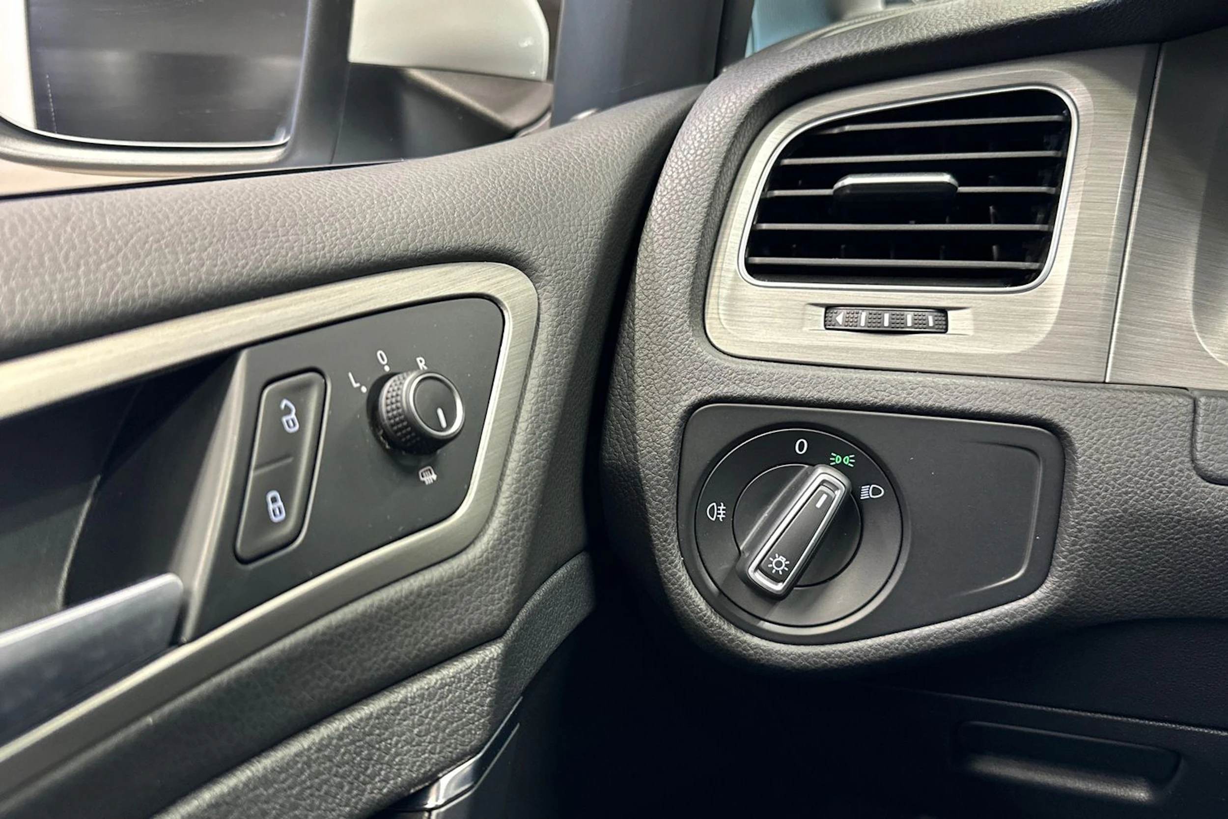 valkoinen Volkswagen Golf 2014 kuva 19.