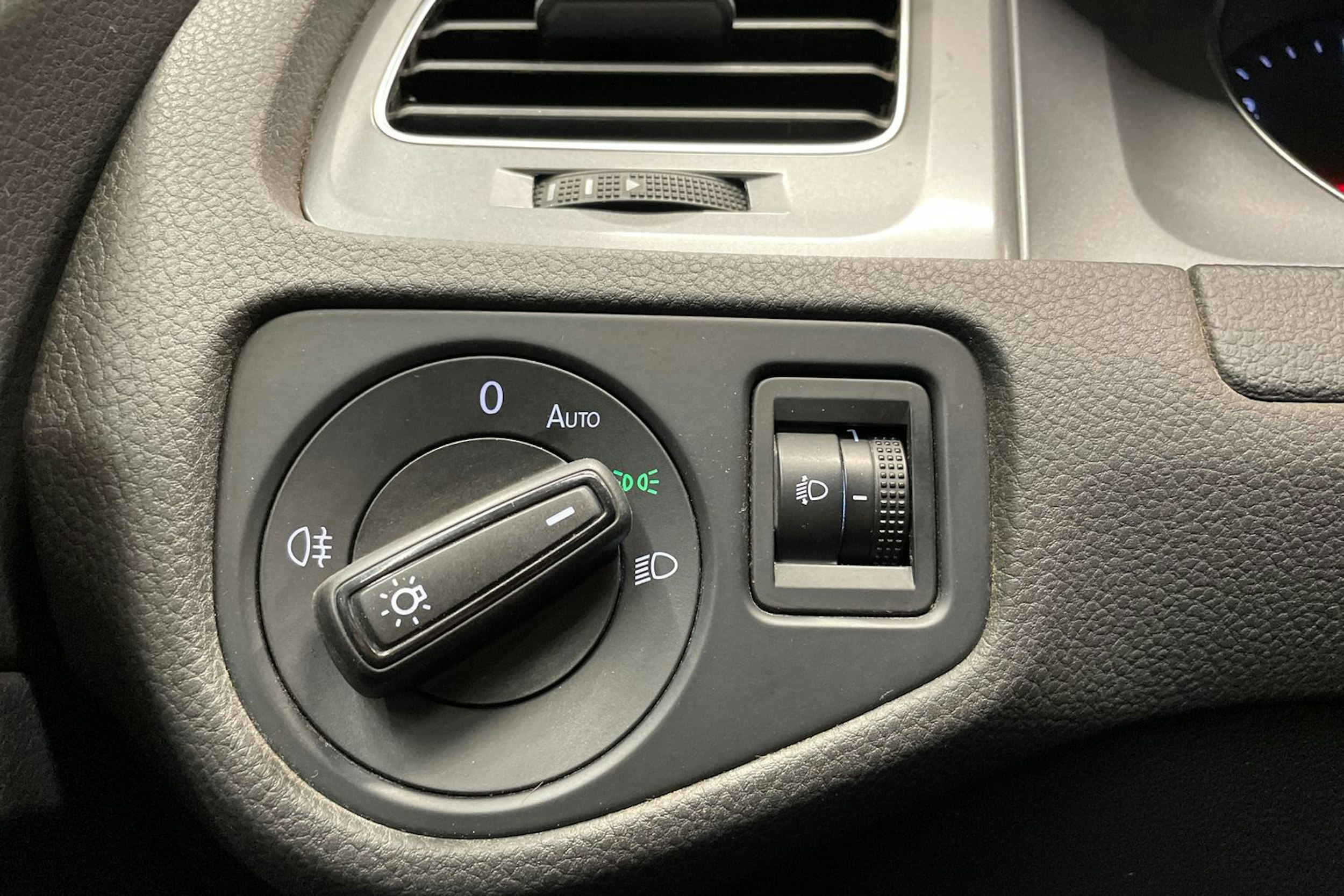 musta Volkswagen Golf 2014 kuva 16.