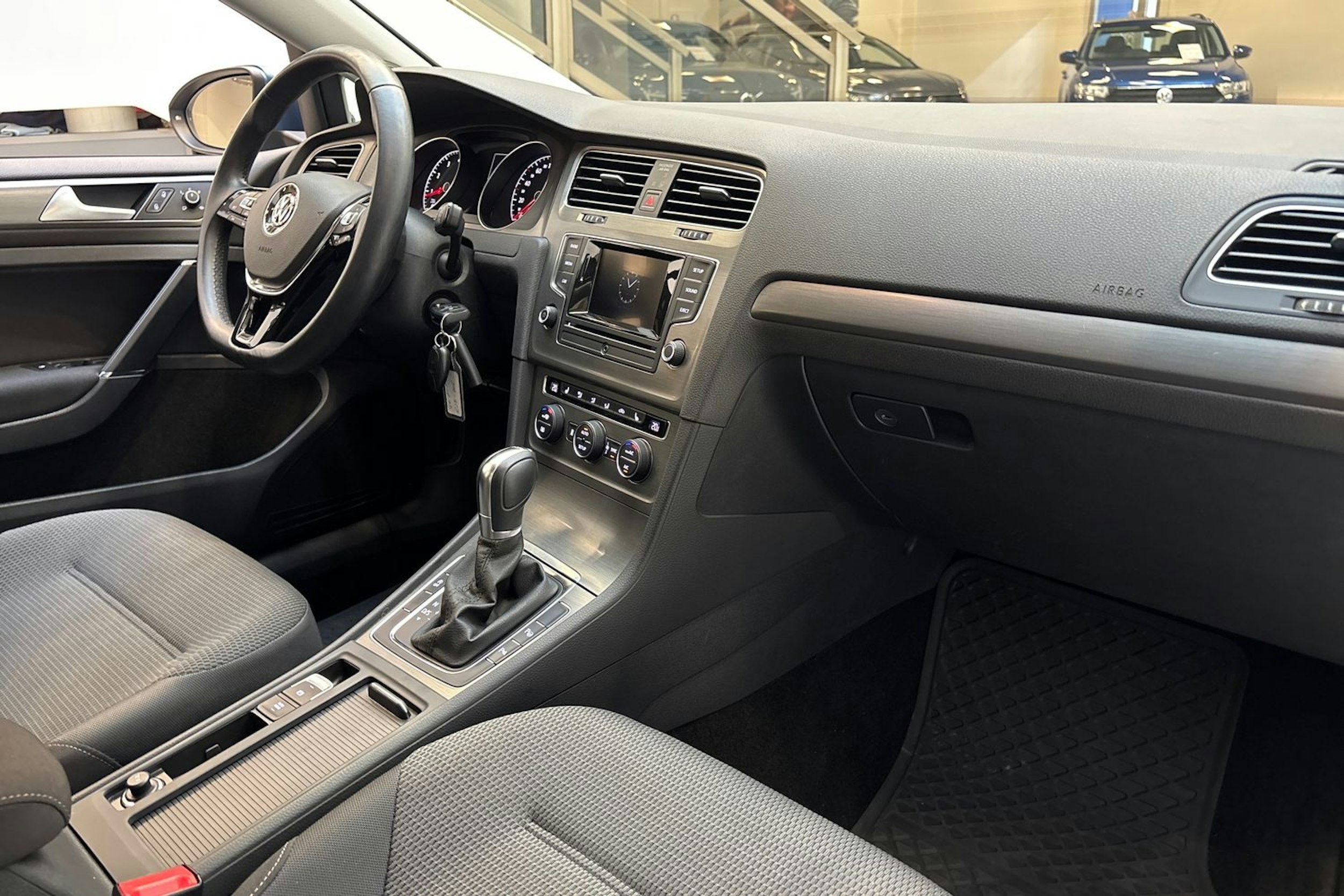 sininen Volkswagen Golf 2014 kuva 22.