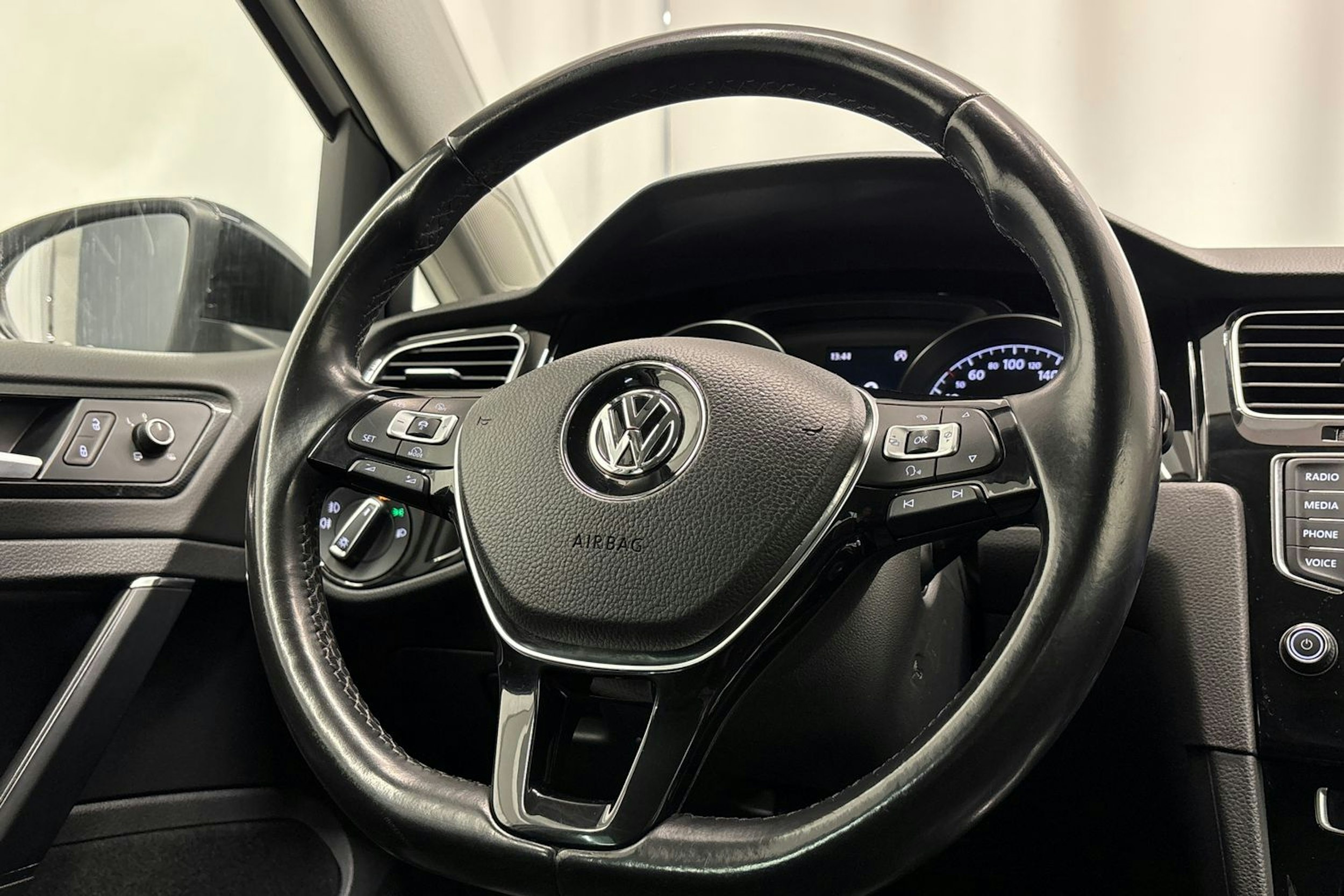 valkoinen Volkswagen Golf 2014 kuva 16.