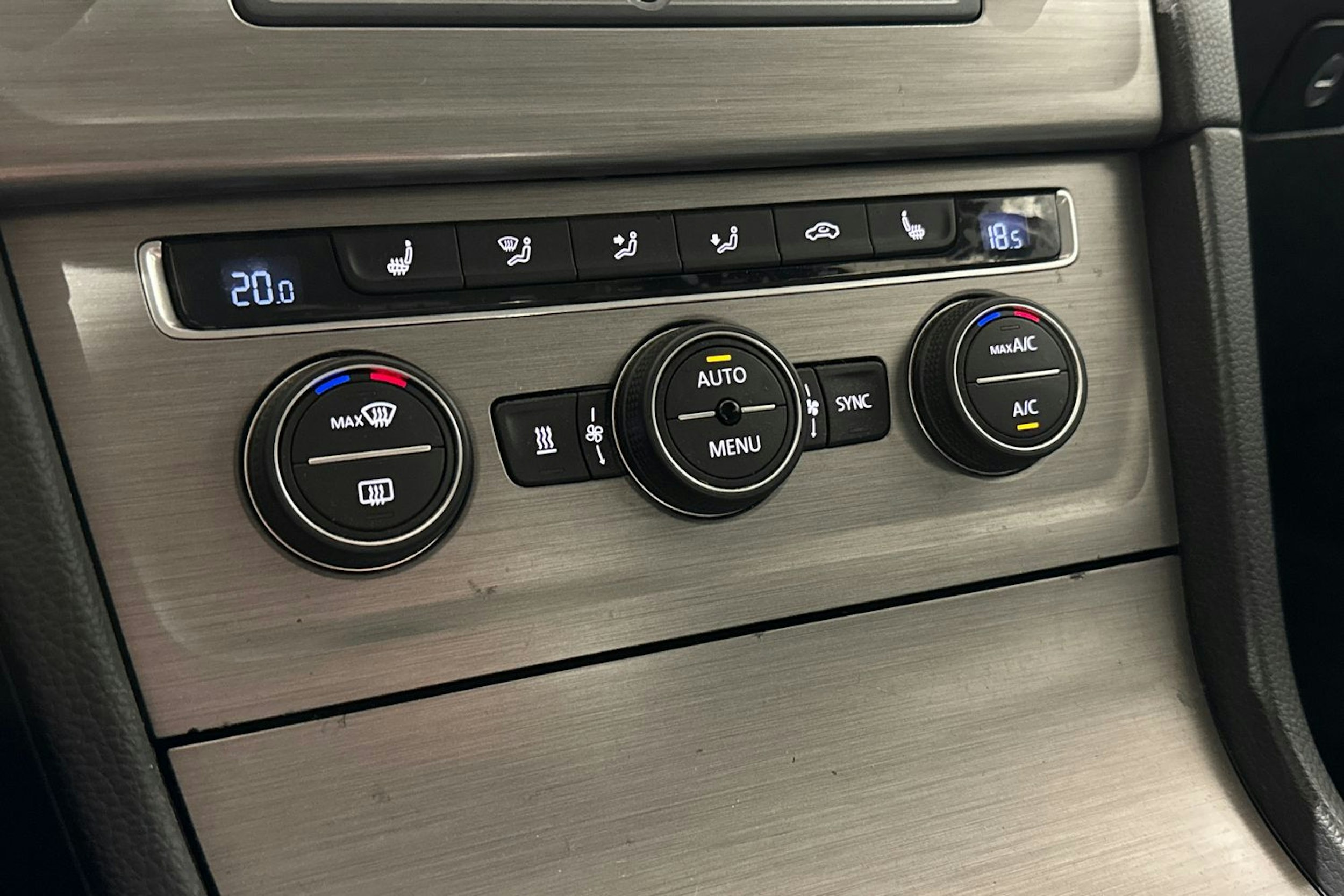 punainen Volkswagen Golf 2015 kuva 21.