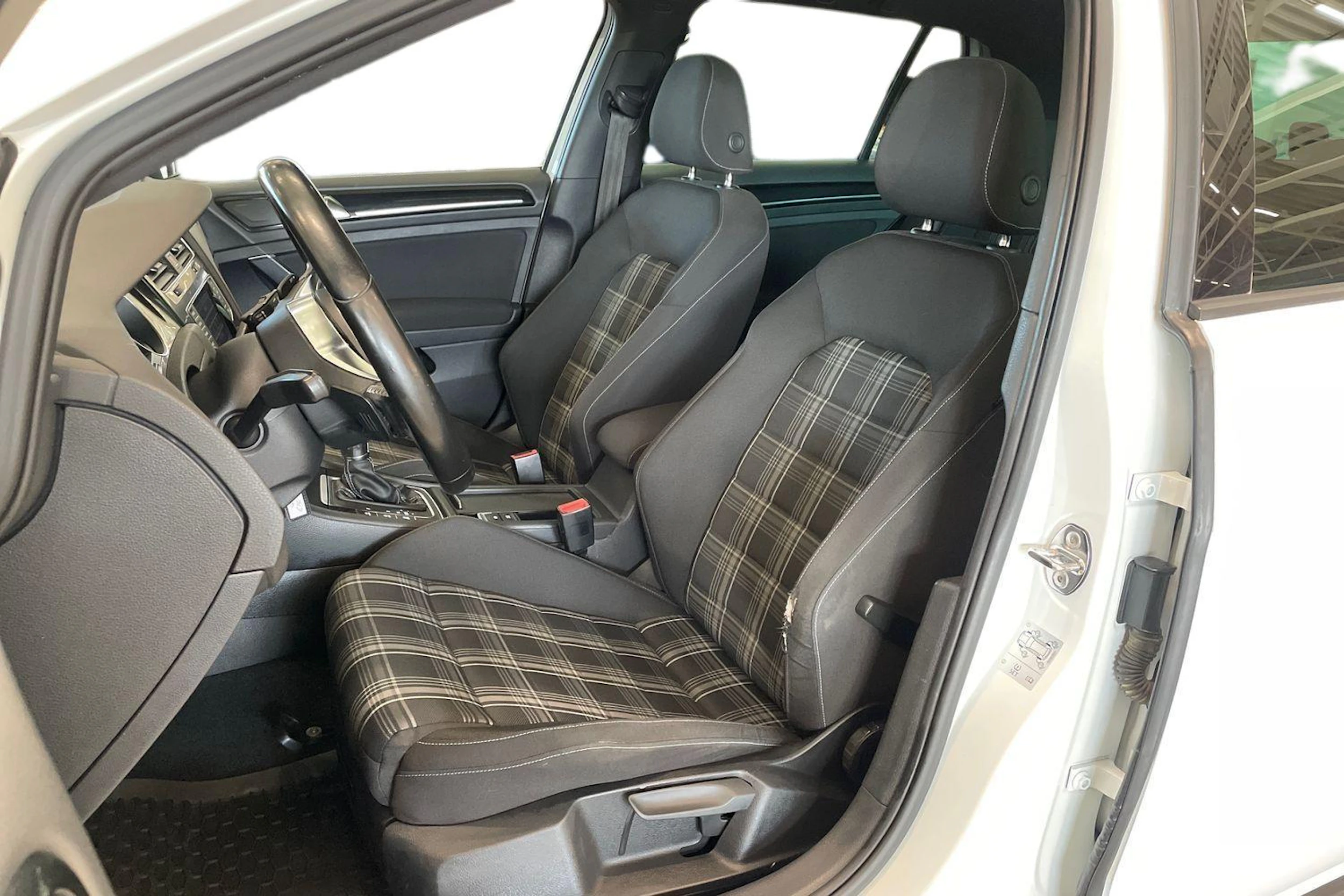 valkoinen Volkswagen Golf 2014 kuva 6.