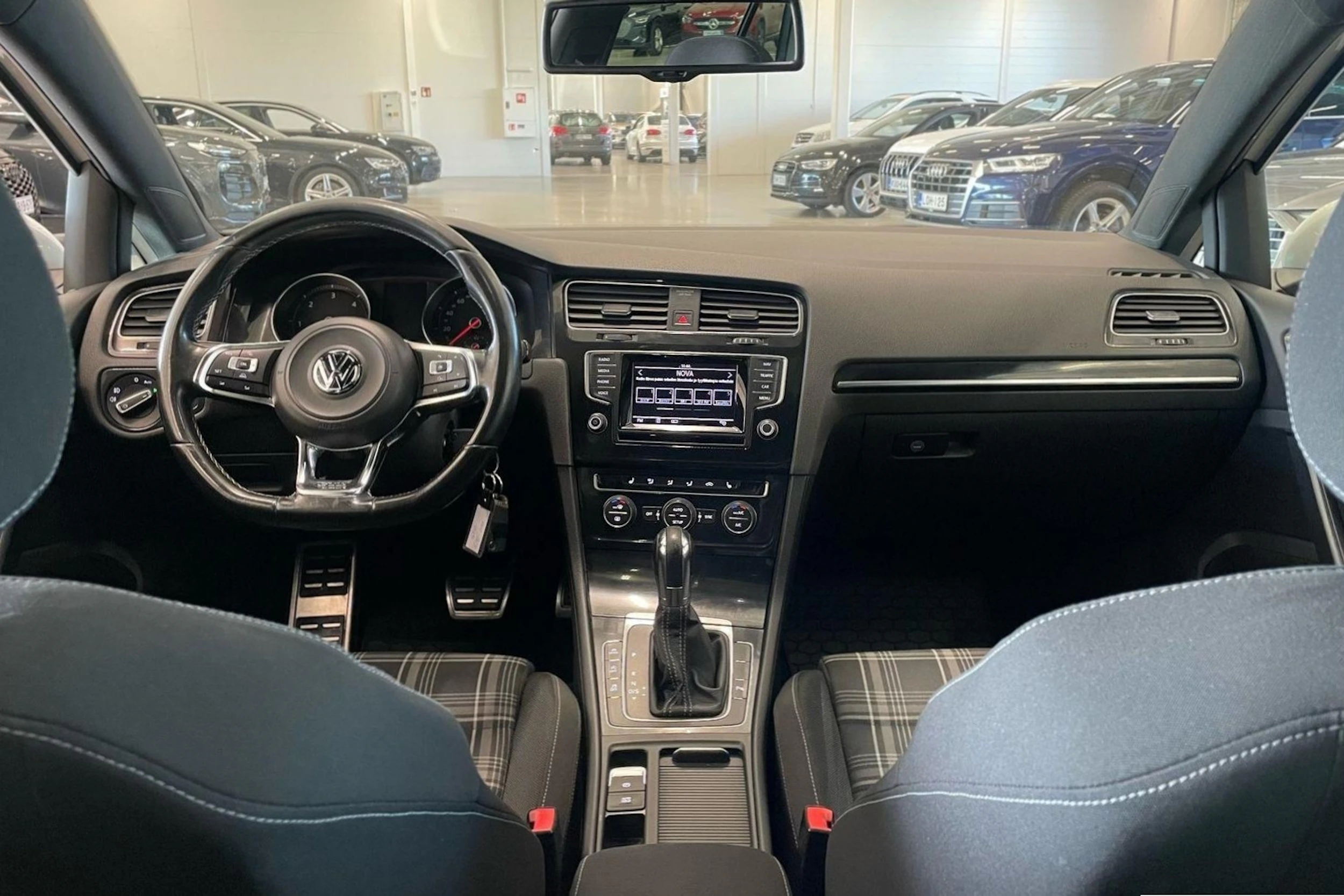 valkoinen Volkswagen Golf 2014 kuva 11.