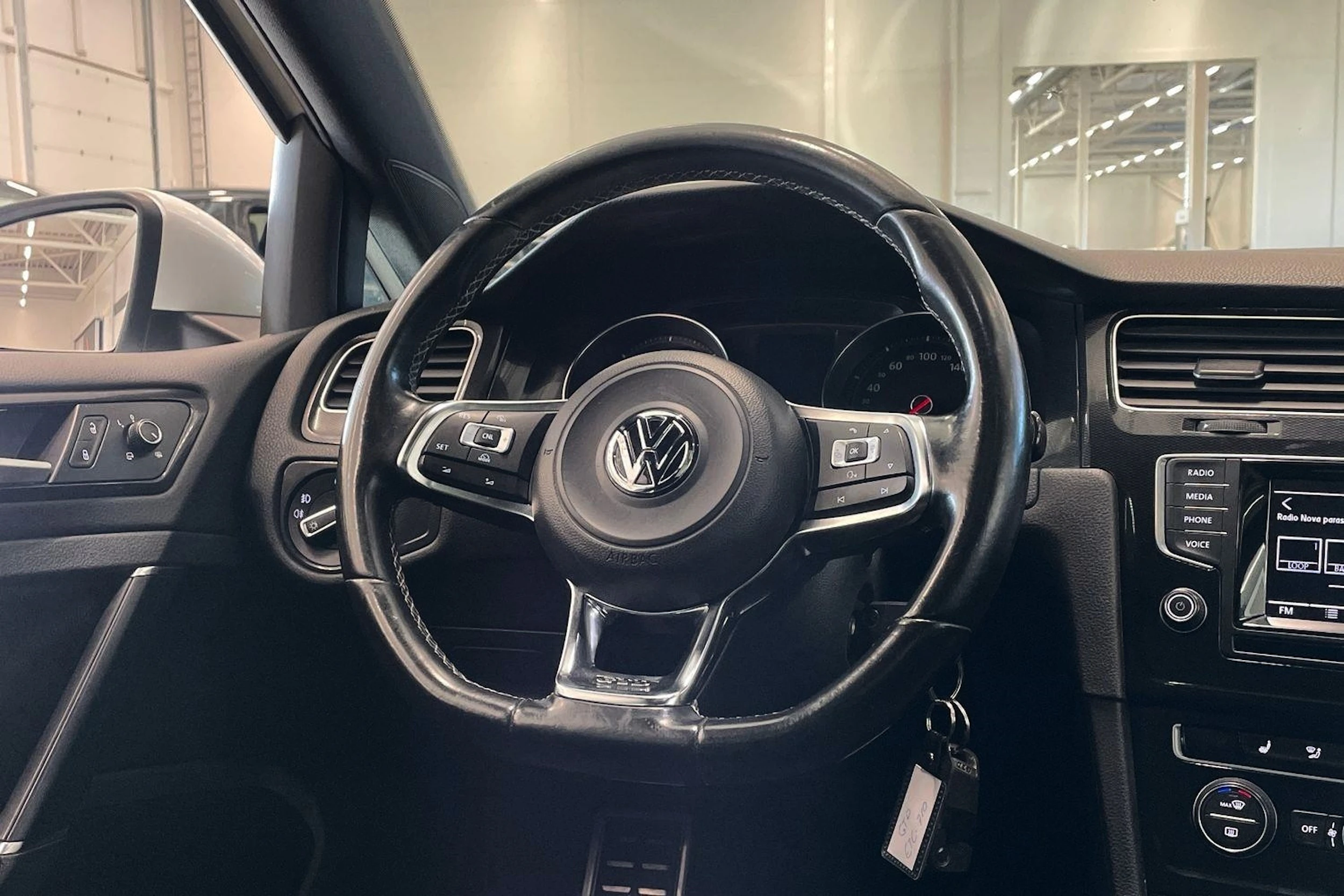 valkoinen Volkswagen Golf 2014 kuva 12.