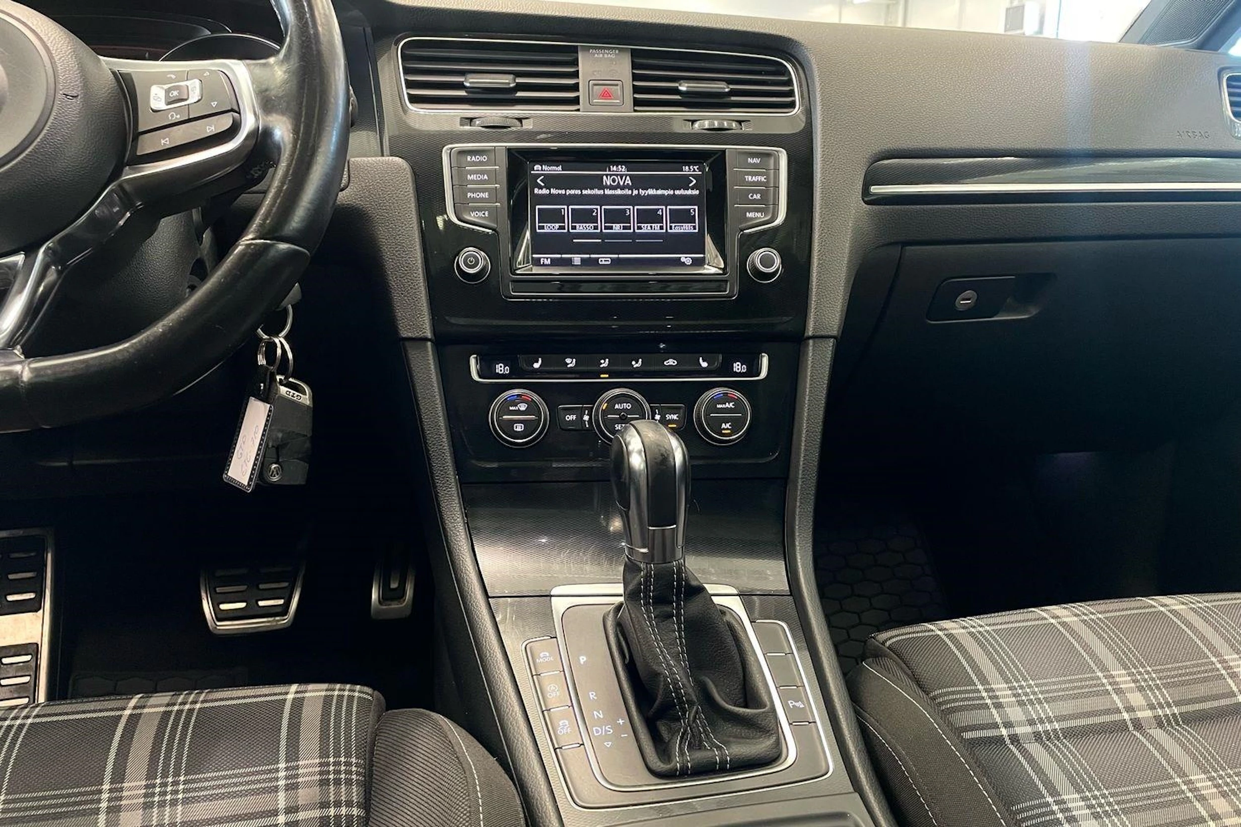 valkoinen Volkswagen Golf 2014 kuva 17.