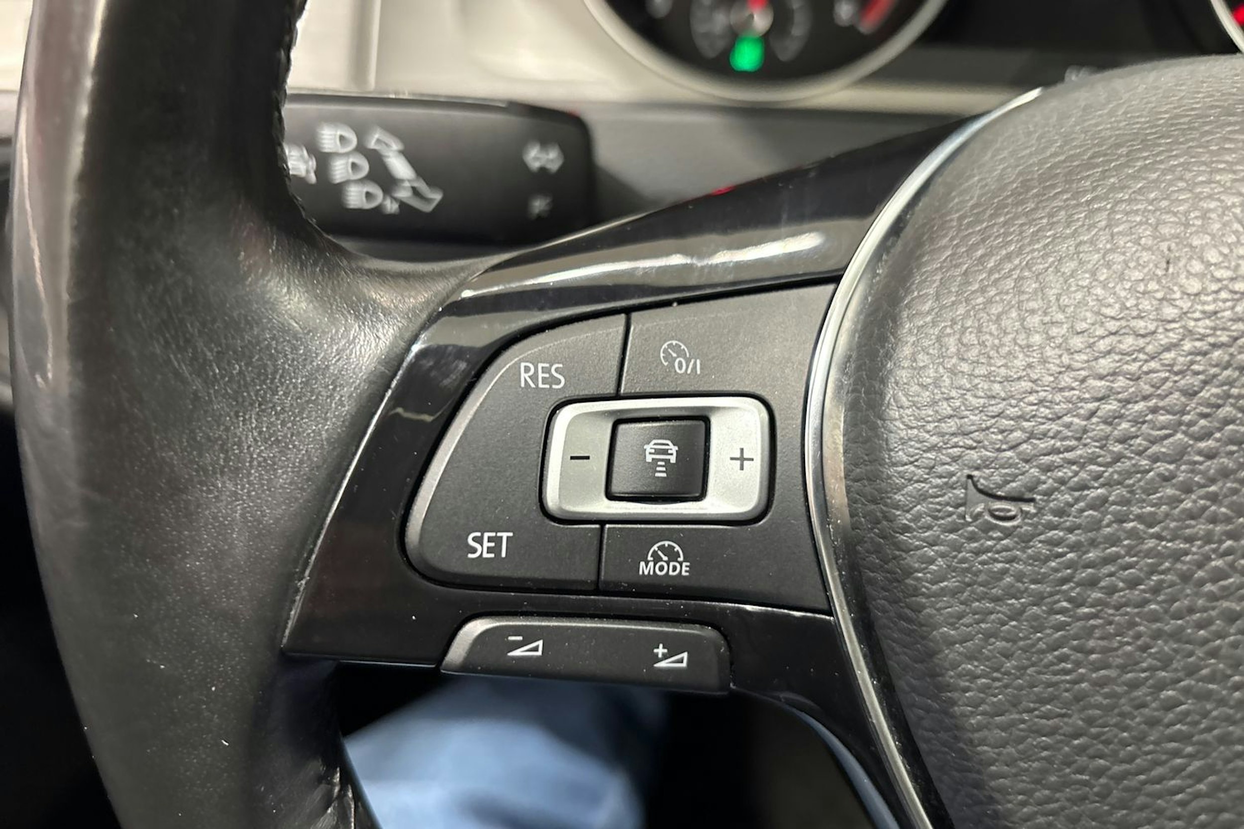 sininen Volkswagen Golf 2014 kuva 18.