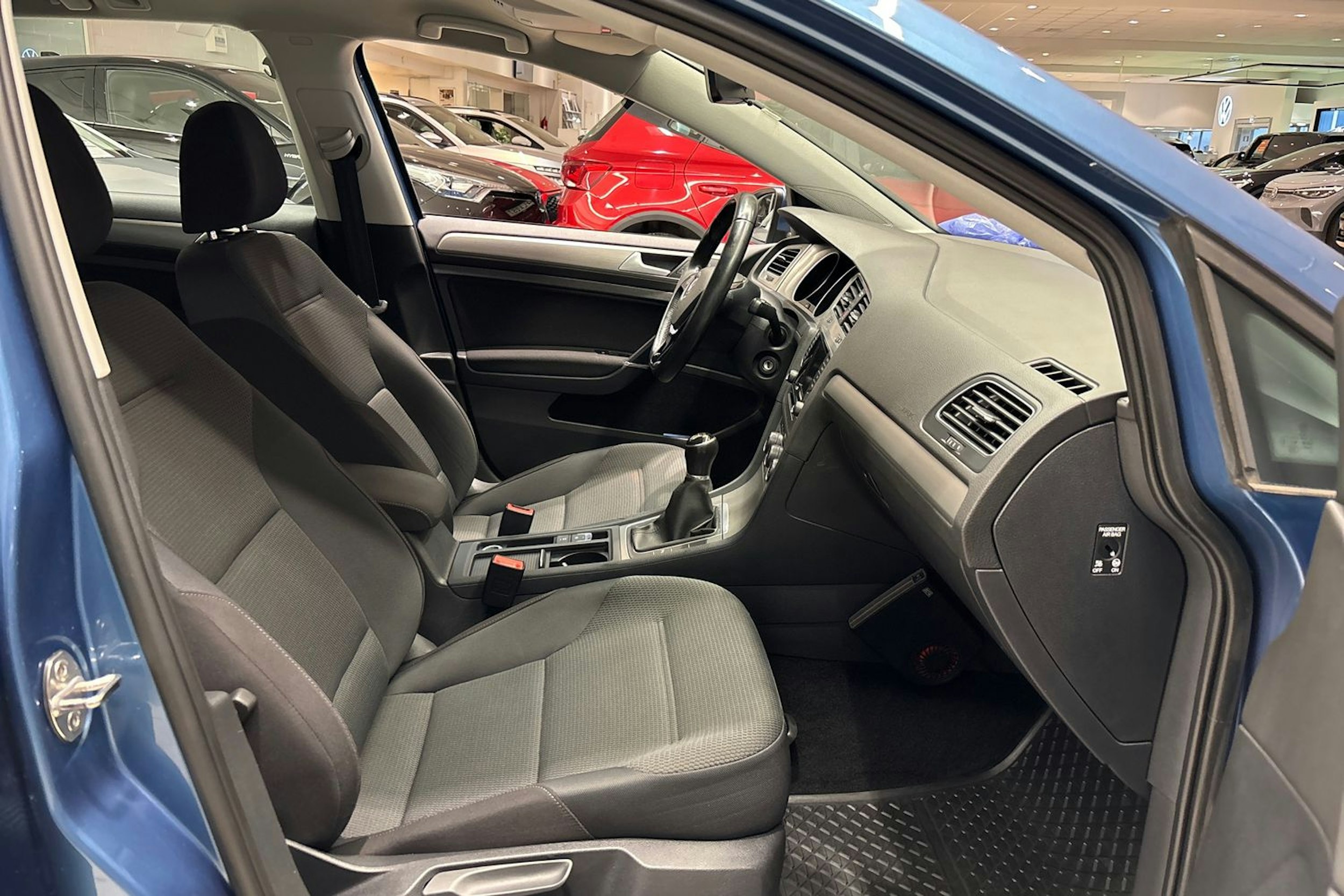 sininen Volkswagen Golf 2014 kuva 26.