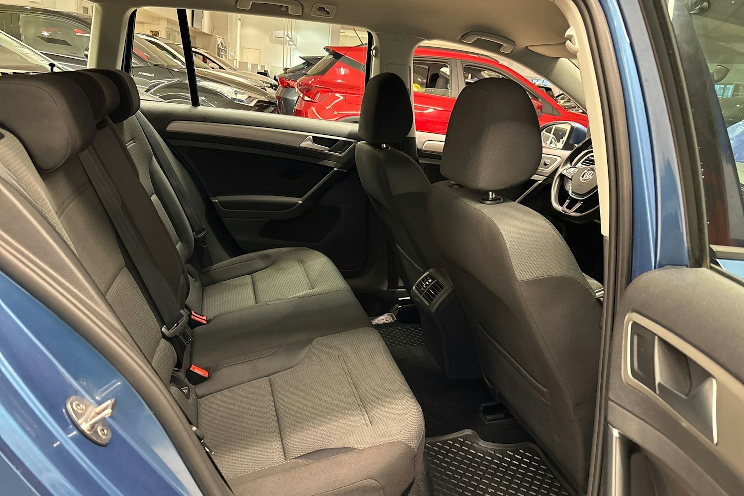 sininen Volkswagen Golf 2014 kuva 27.