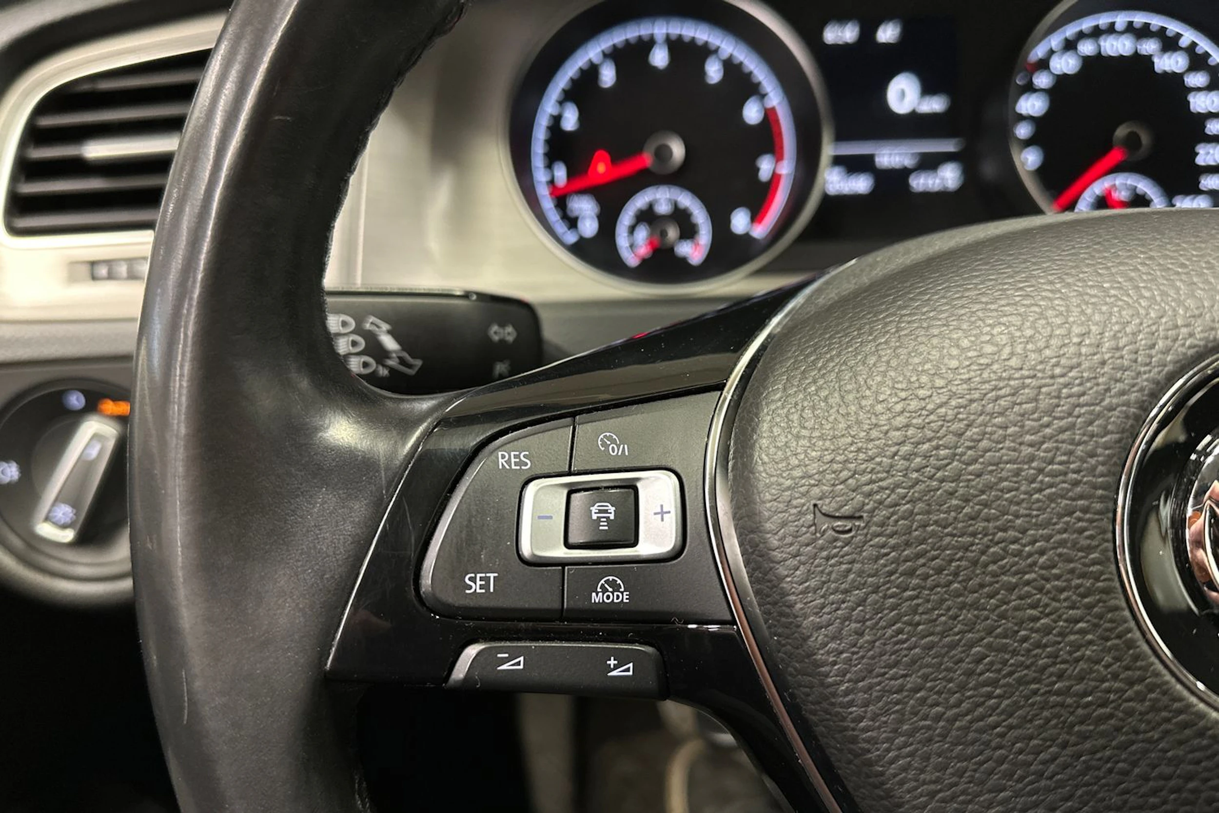 valkoinen Volkswagen Golf 2014 kuva 23.