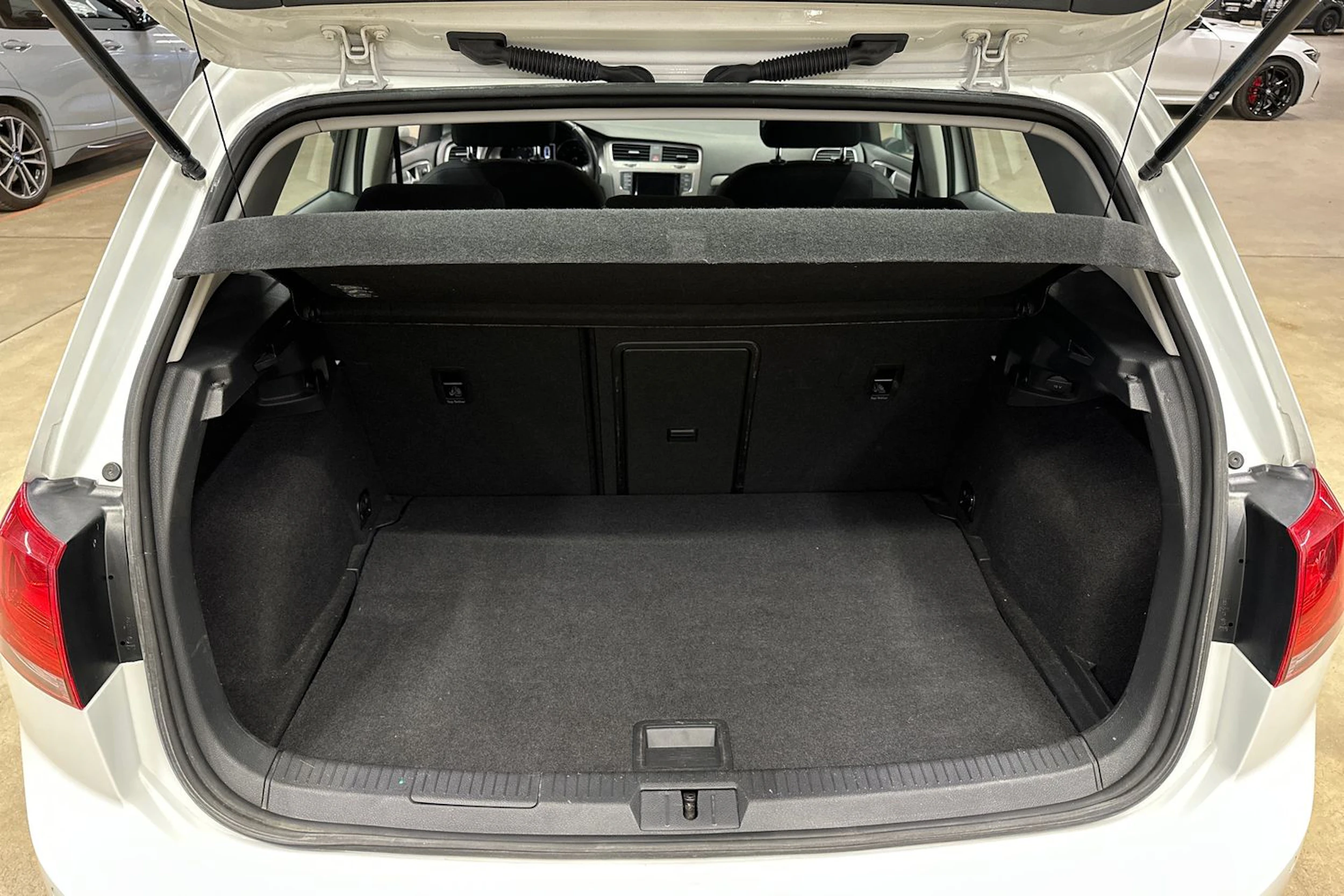 valkoinen Volkswagen Golf 2014 kuva 27.