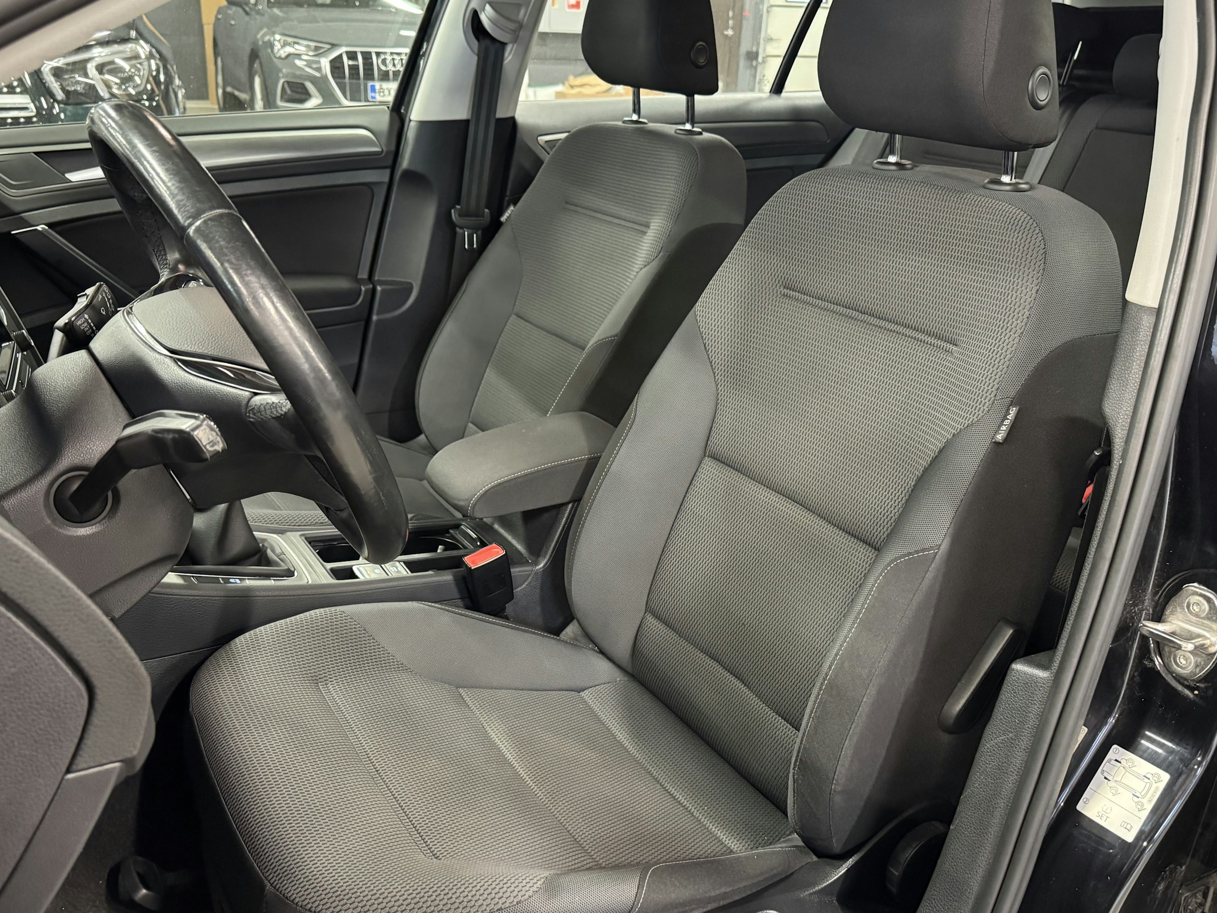 musta Volkswagen Golf 2014 kuva 4.