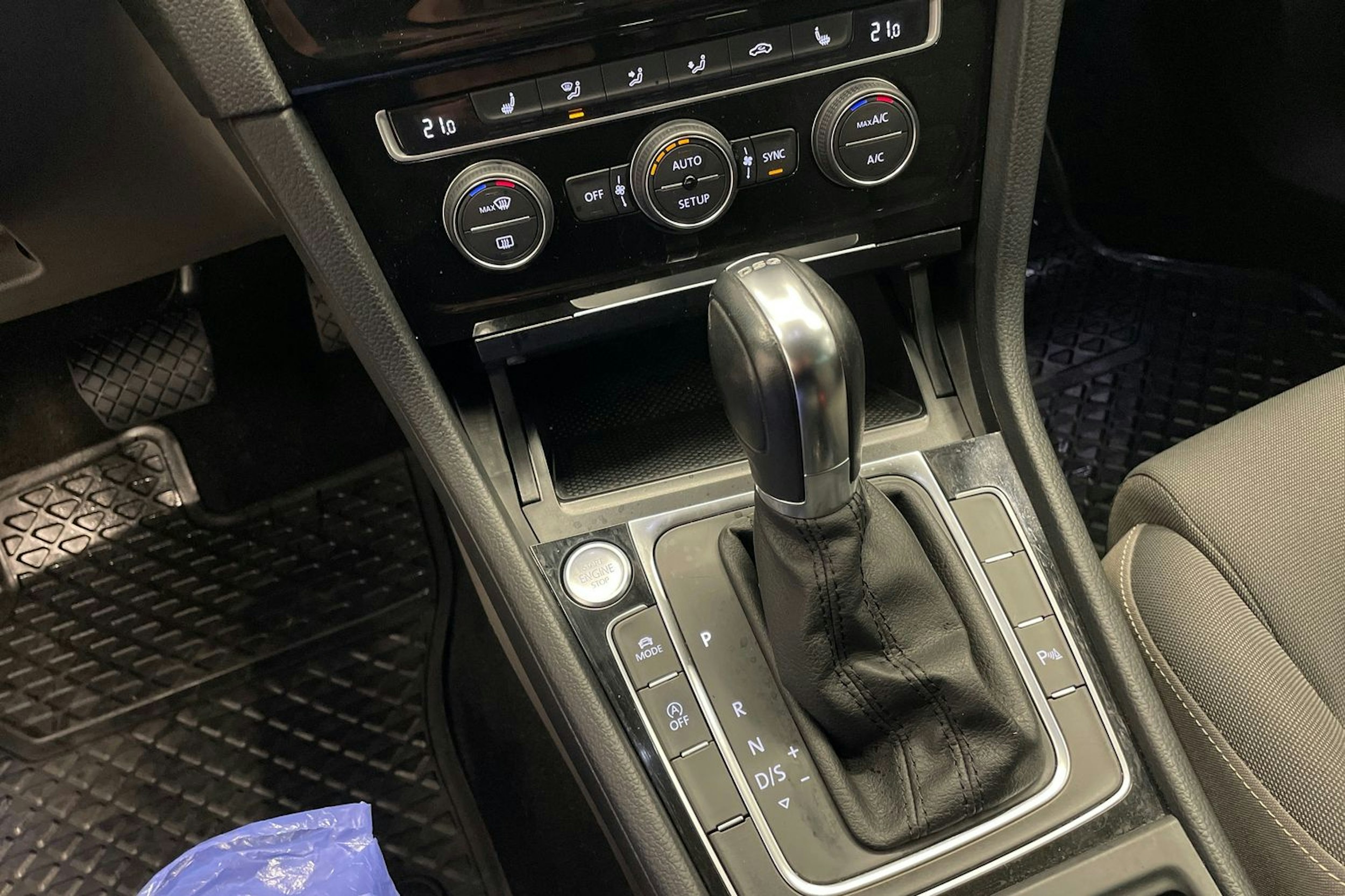musta Volkswagen Golf 2014 kuva 17.