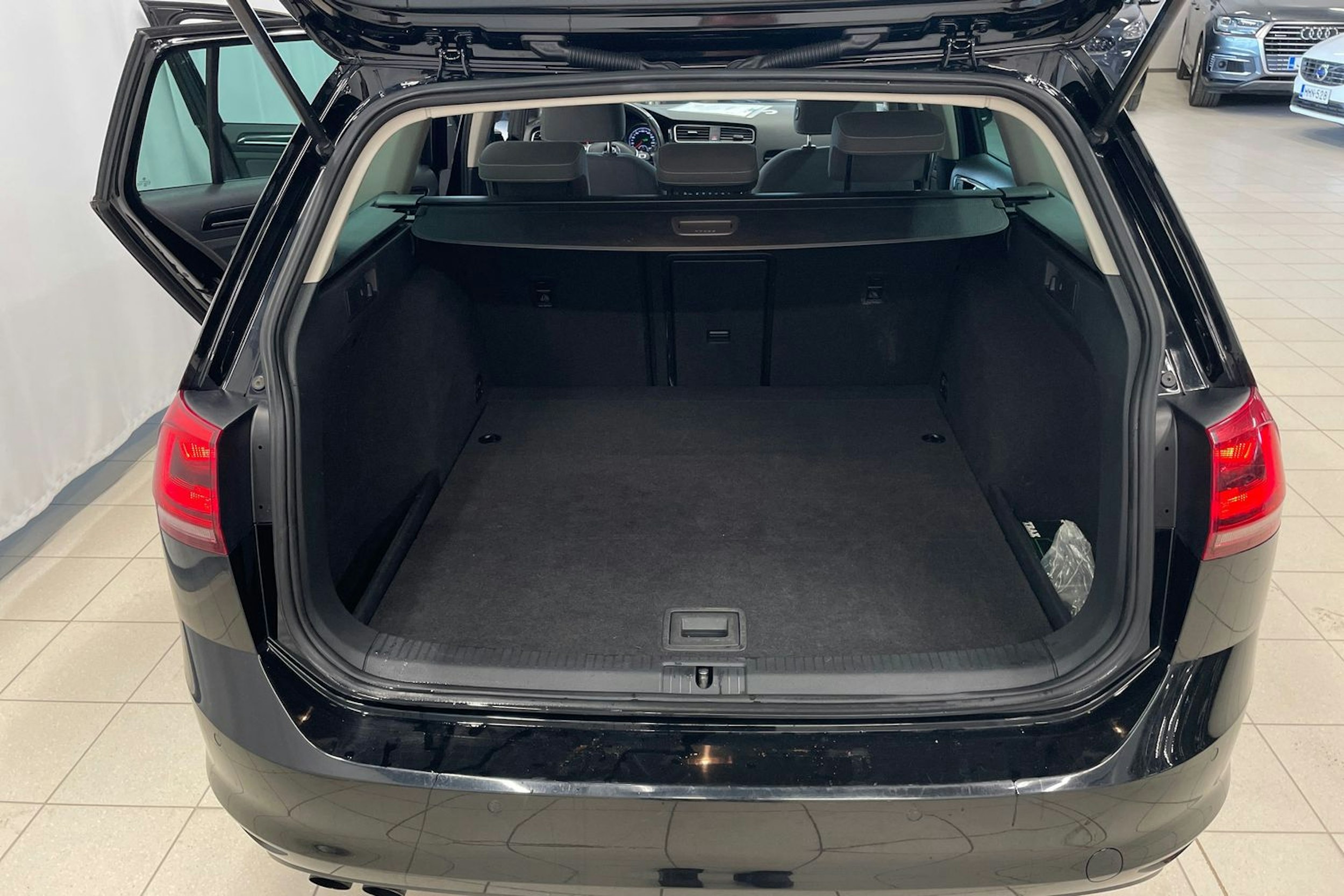 musta Volkswagen Golf 2014 kuva 20.