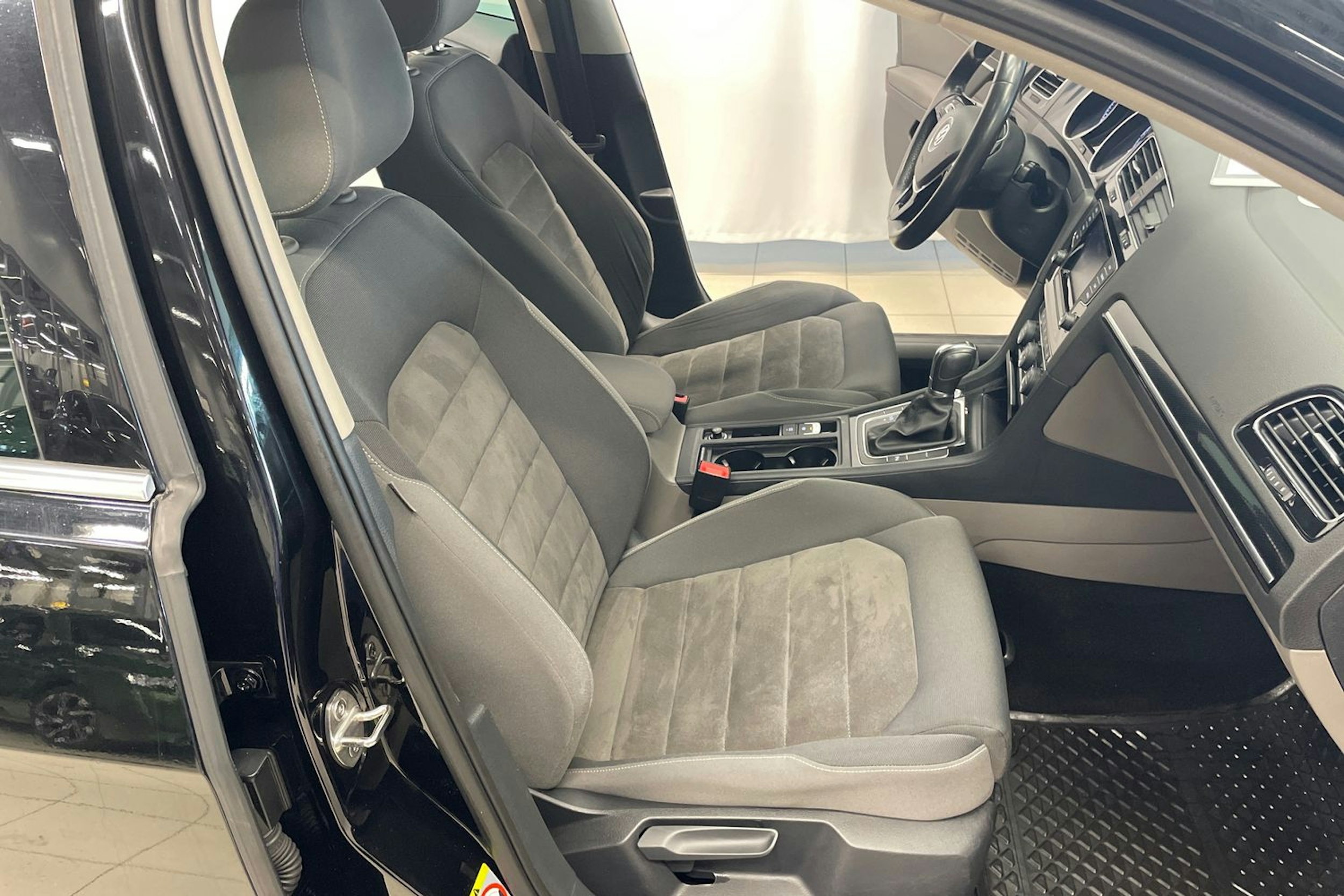 musta Volkswagen Golf 2014 kuva 23.