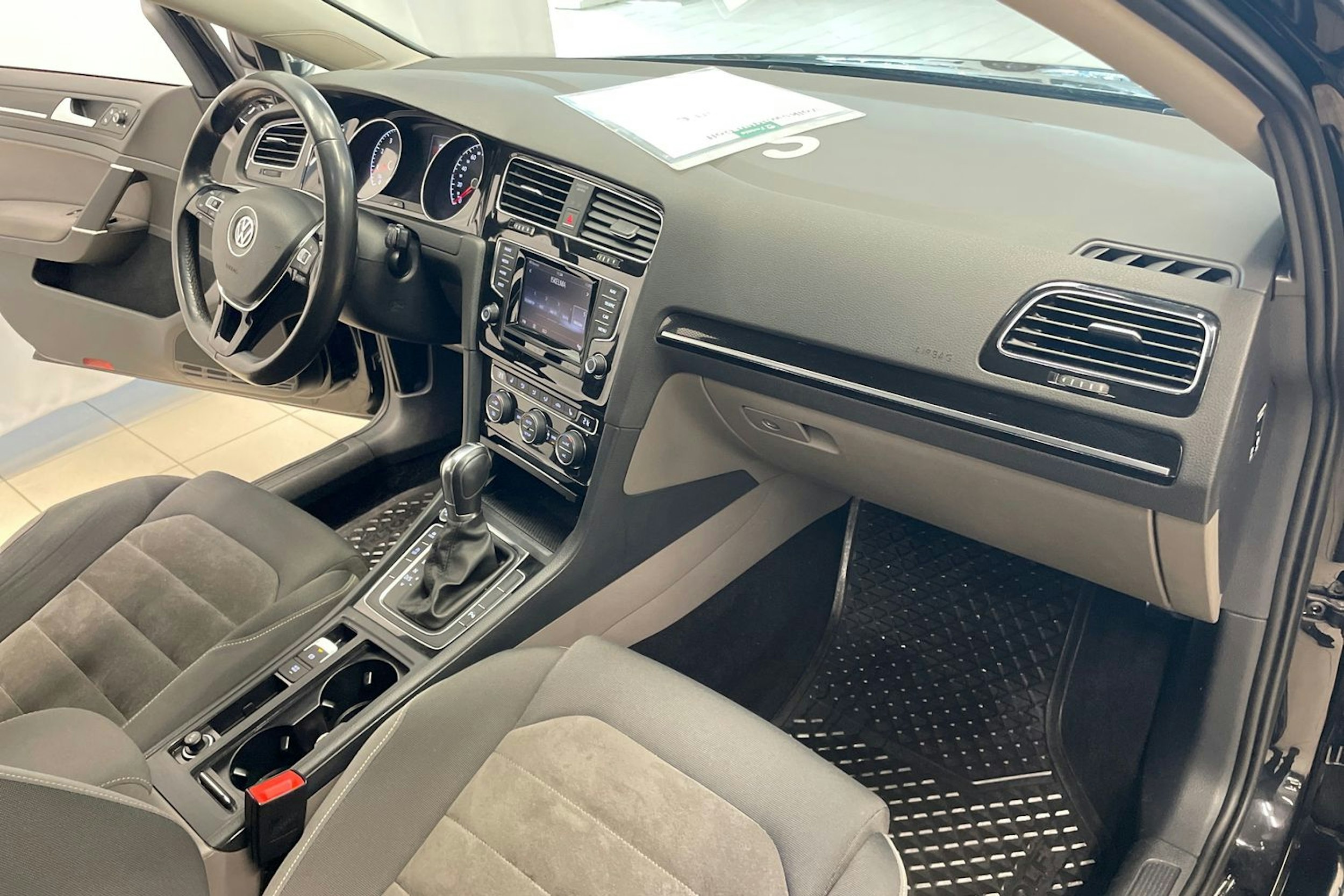 musta Volkswagen Golf 2014 kuva 24.