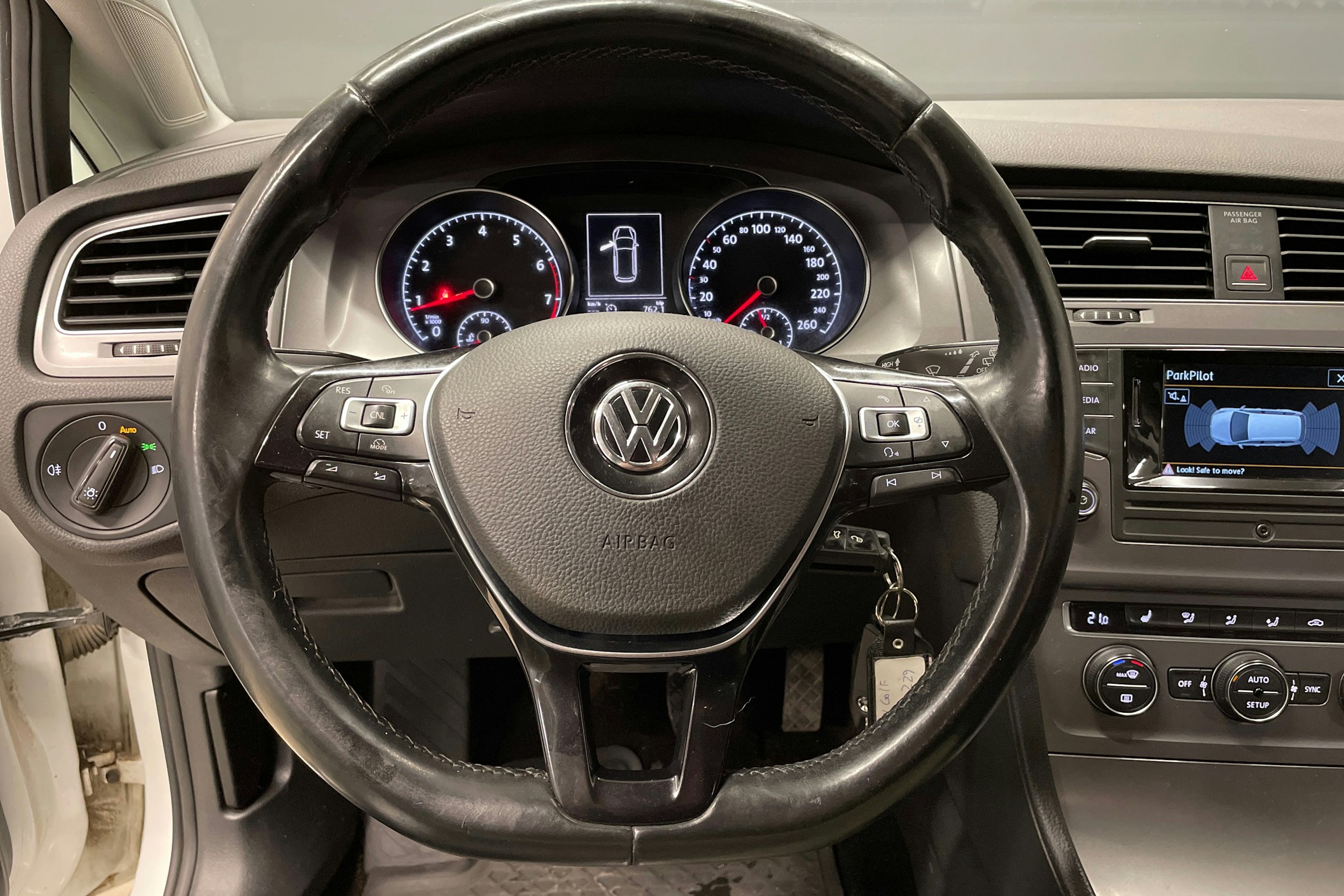 valkoinen Volkswagen Golf 2014 kuva 12.