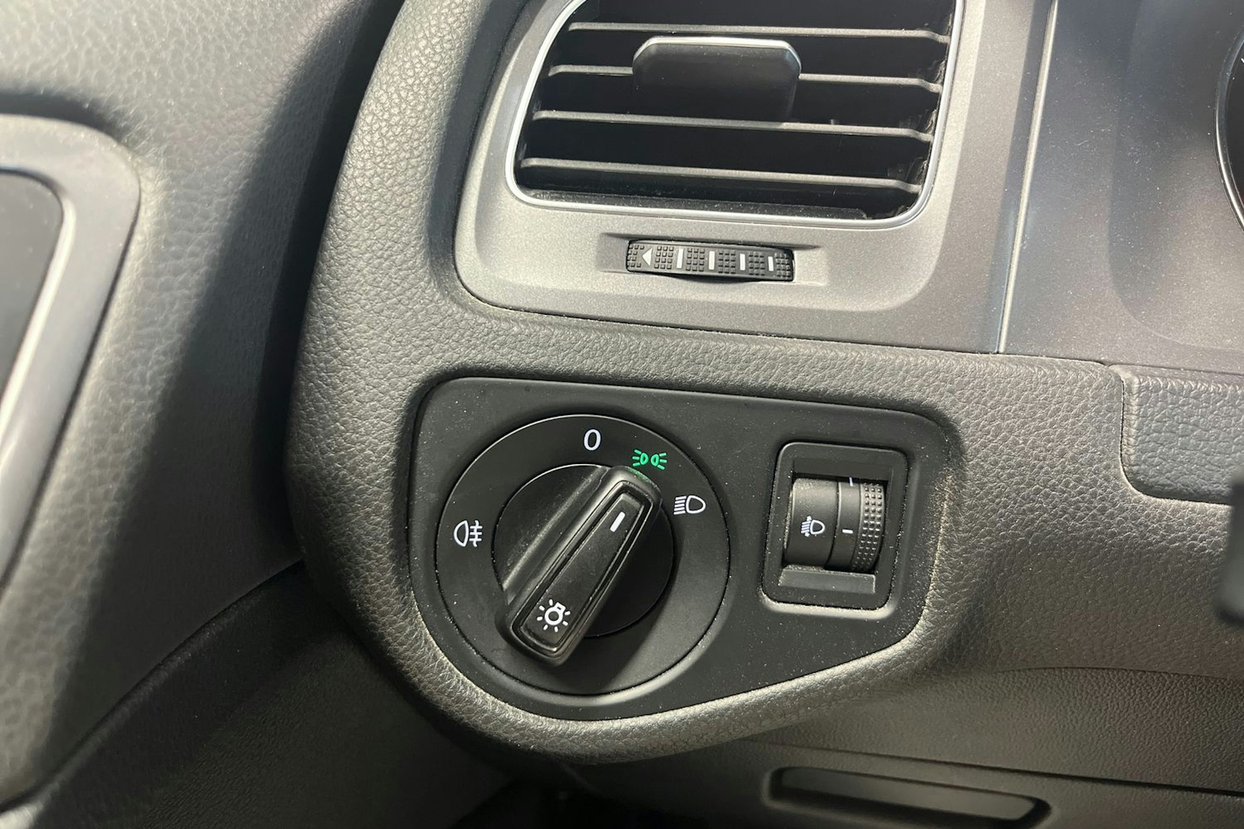 harmaa Volkswagen Golf 2014 kuva 19.