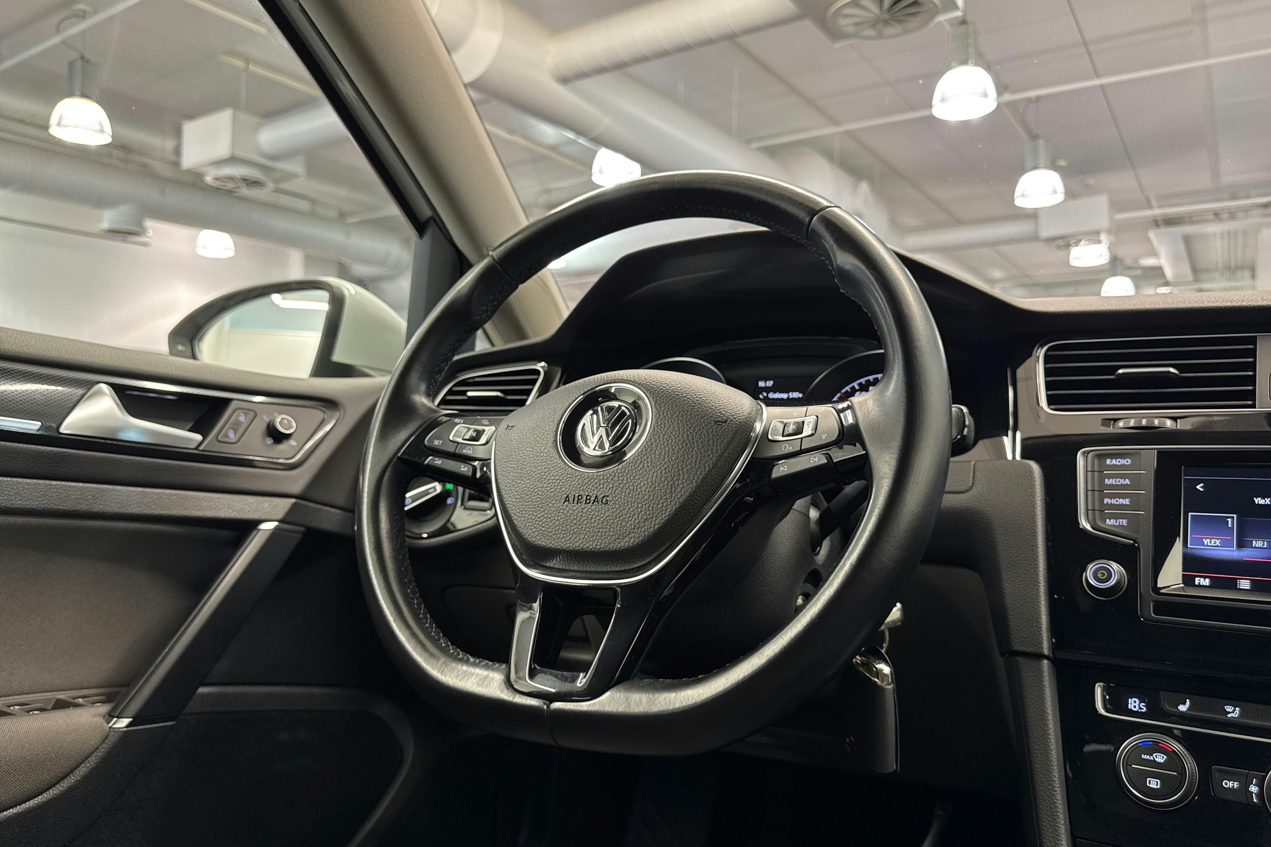 Valkoinen Volkswagen GOLF 2014 kuva 17.