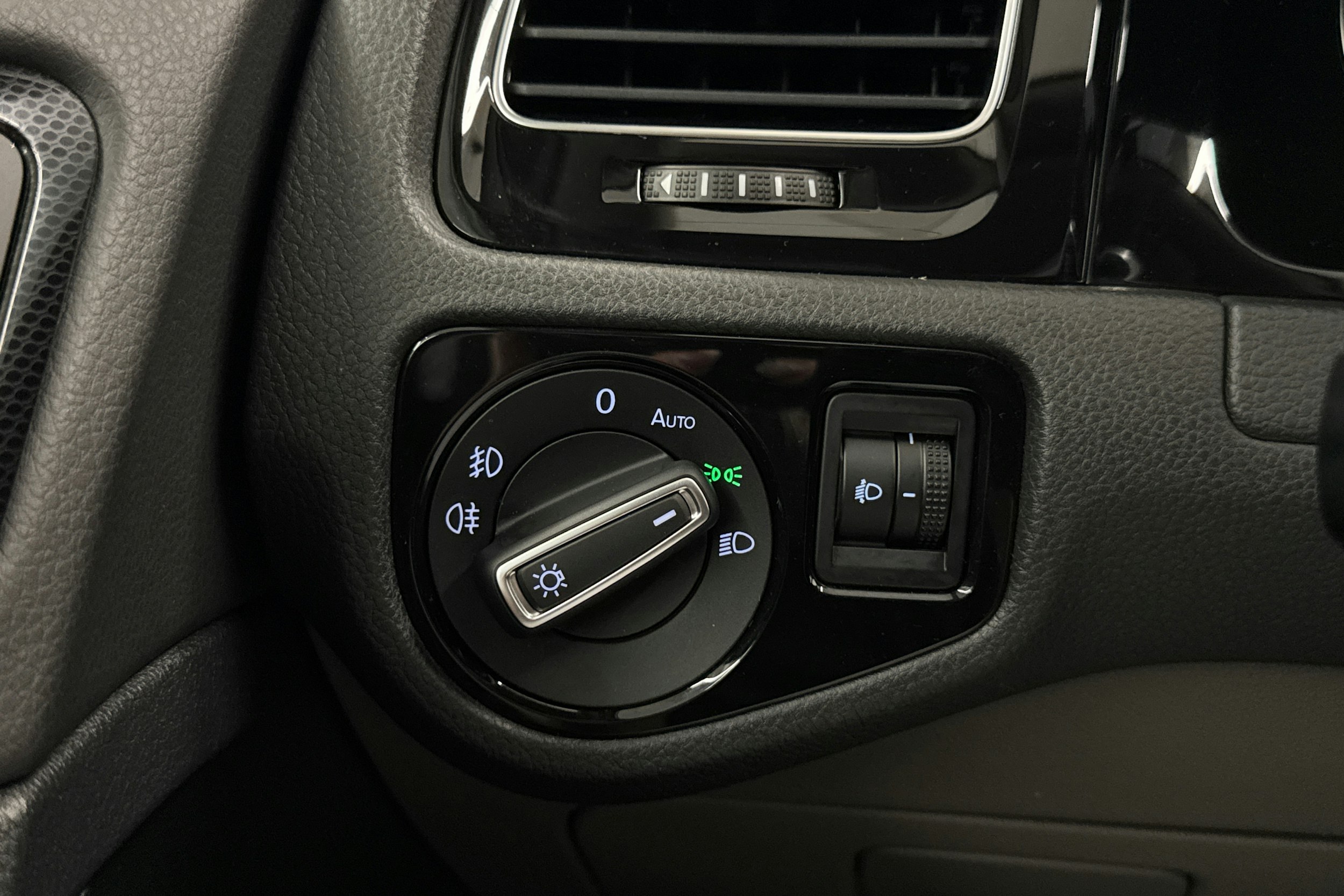 Valkoinen Volkswagen GOLF 2014 kuva 24.
