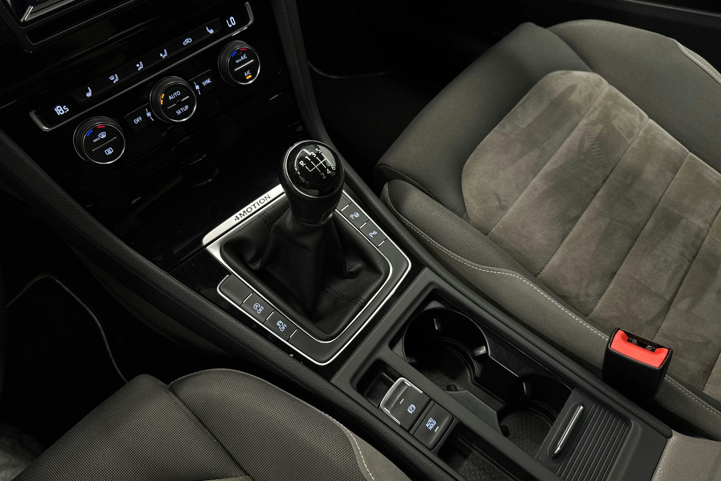 Valkoinen Volkswagen GOLF 2014 kuva 27.