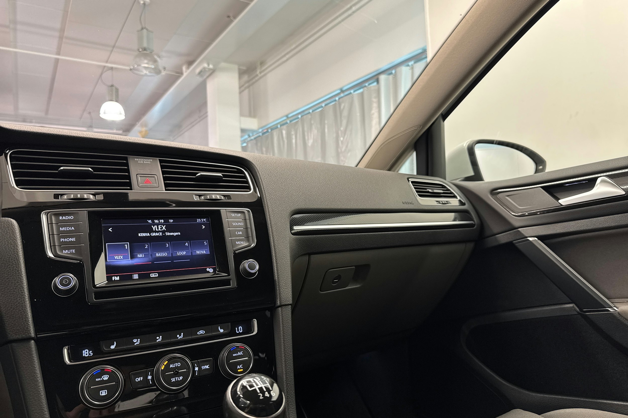 Valkoinen Volkswagen GOLF 2014 kuva 30.