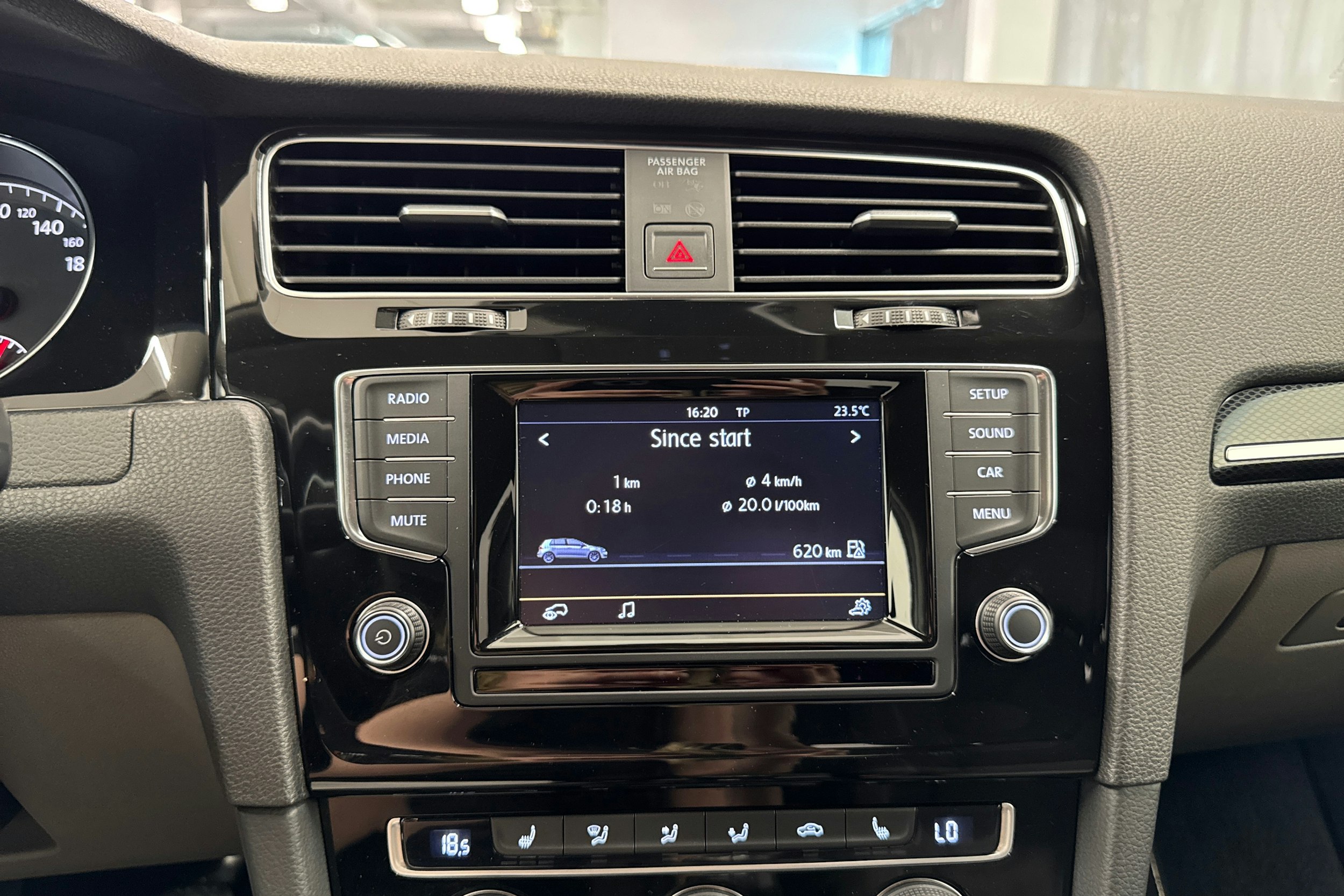 Valkoinen Volkswagen GOLF 2014 kuva 34.