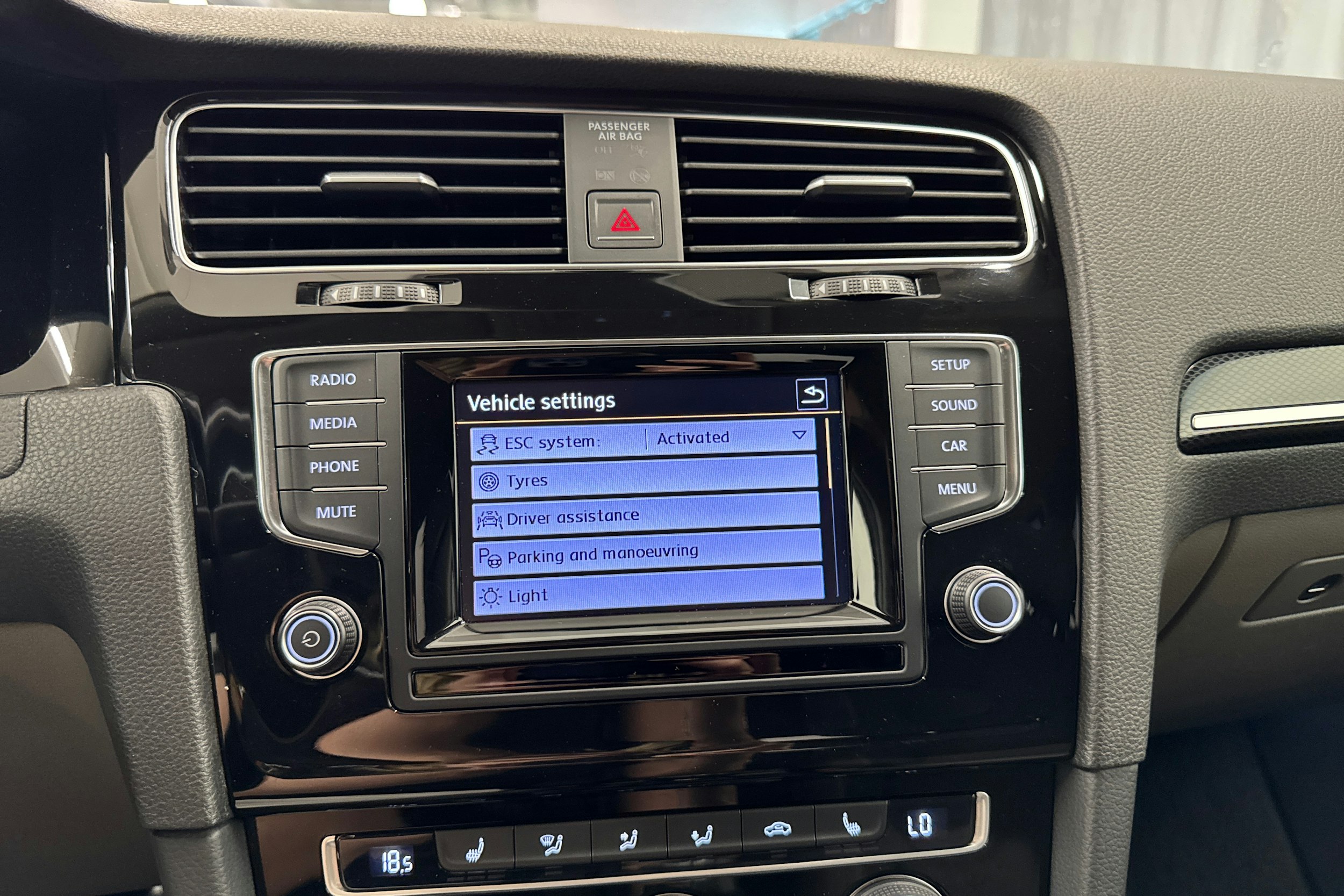 Valkoinen Volkswagen GOLF 2014 kuva 35.