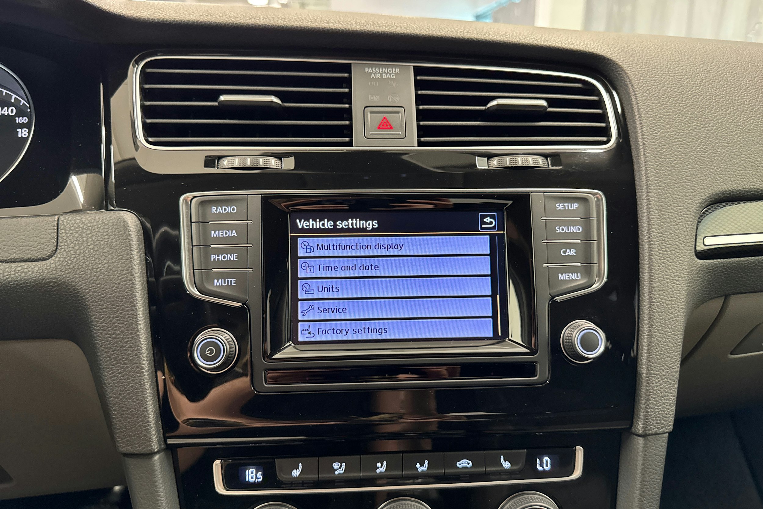 Valkoinen Volkswagen GOLF 2014 kuva 36.