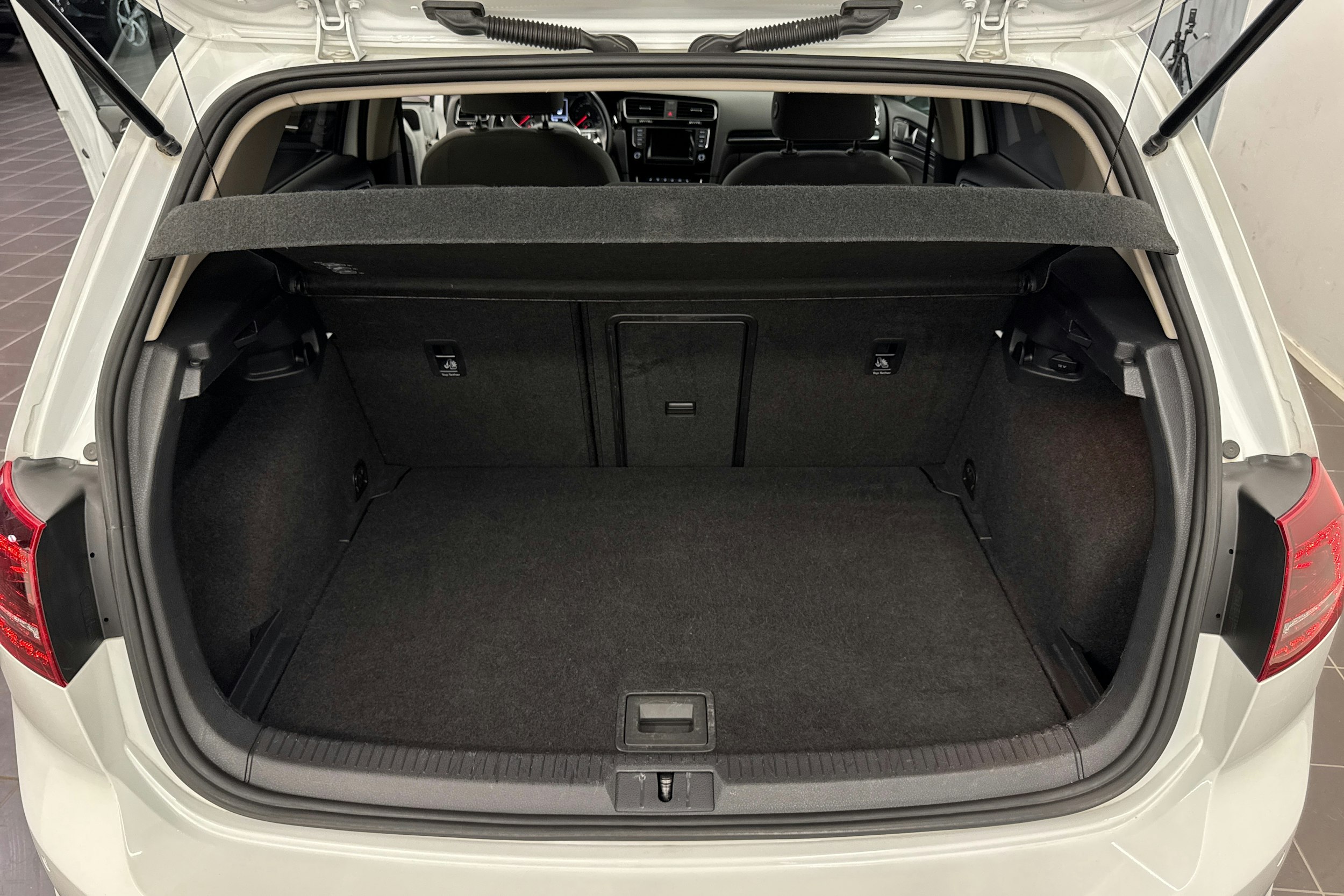 Valkoinen Volkswagen GOLF 2014 kuva 40.