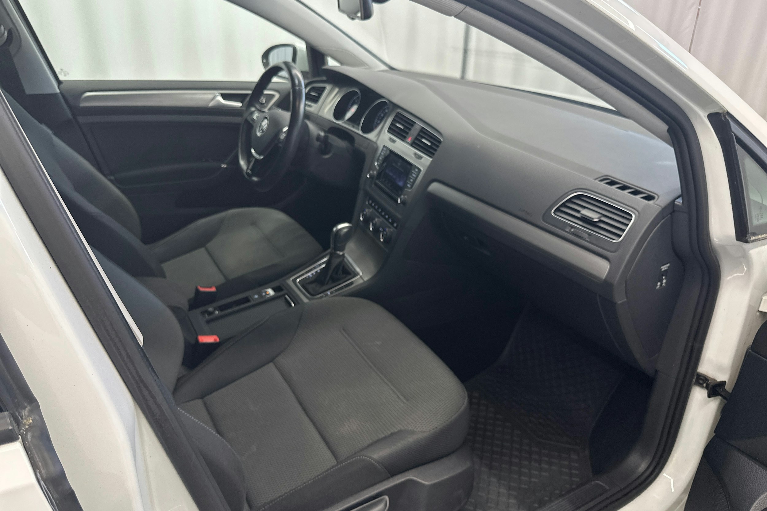valkoinen Volkswagen Golf 2014 kuva 10.