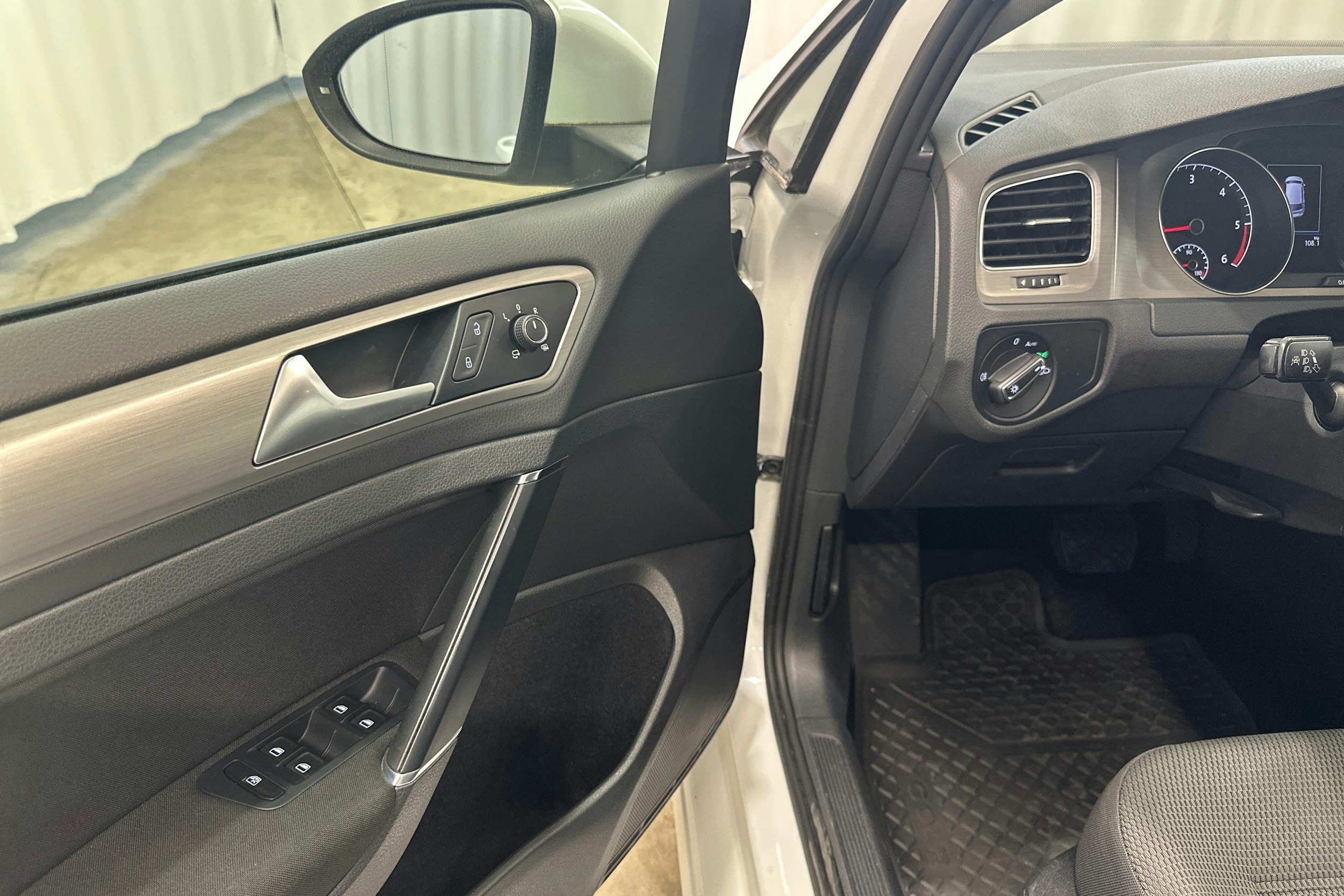 valkoinen Volkswagen Golf 2014 kuva 11.