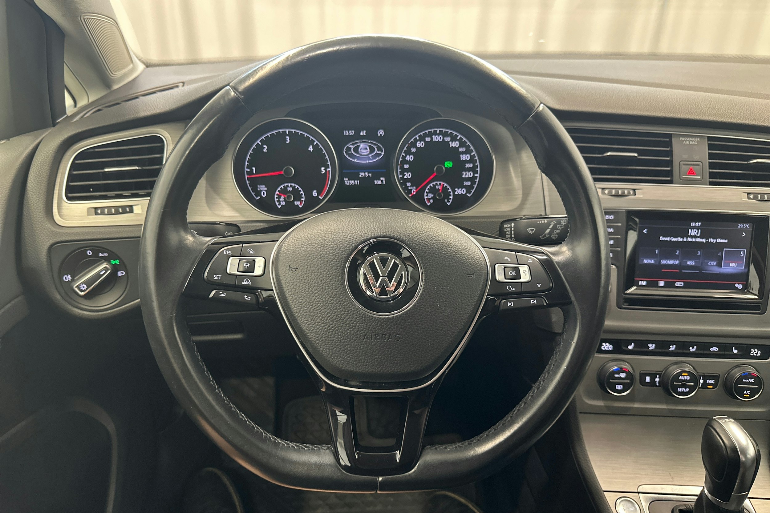 valkoinen Volkswagen Golf 2014 kuva 12.