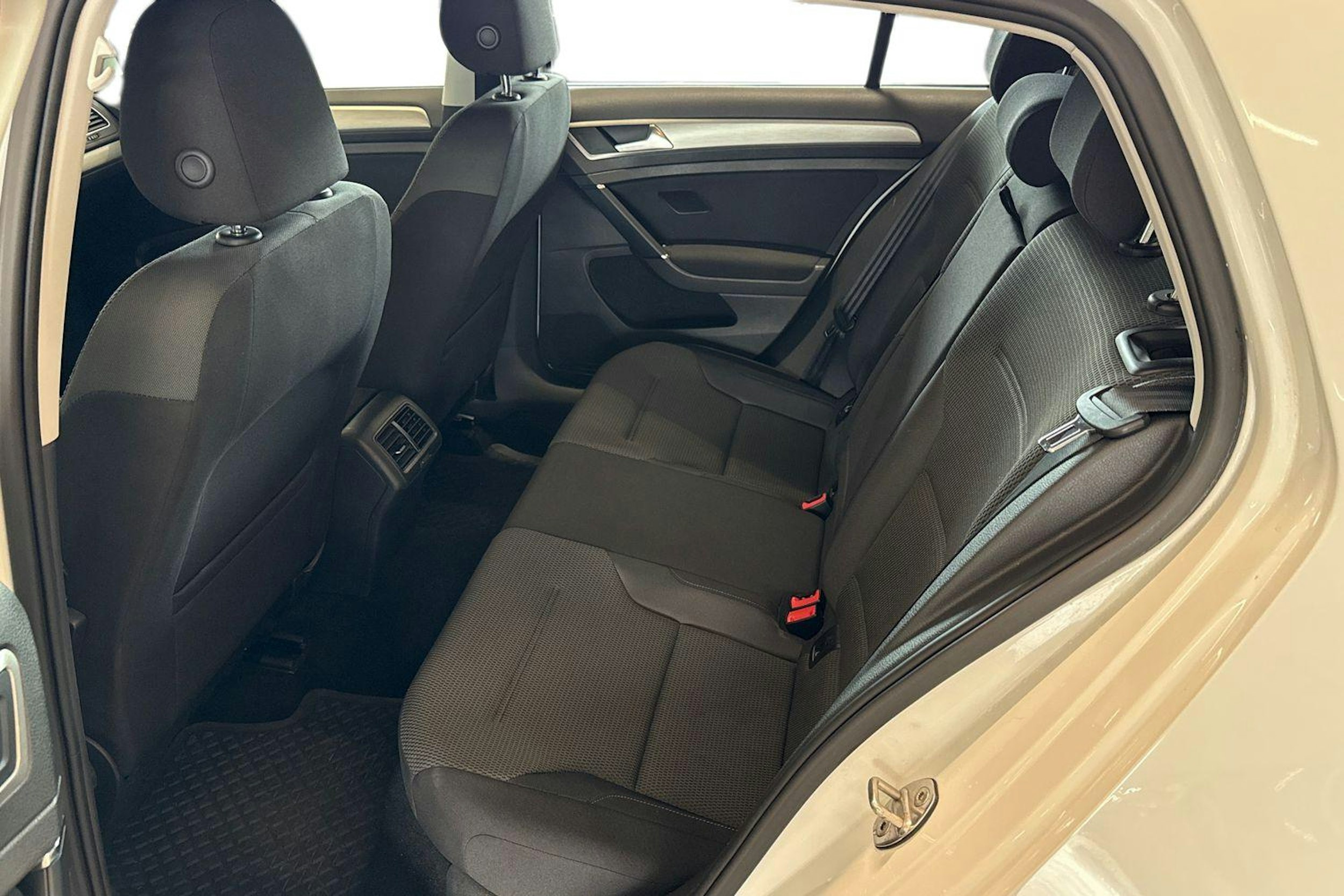 valkoinen Volkswagen Golf 2014 kuva 10.